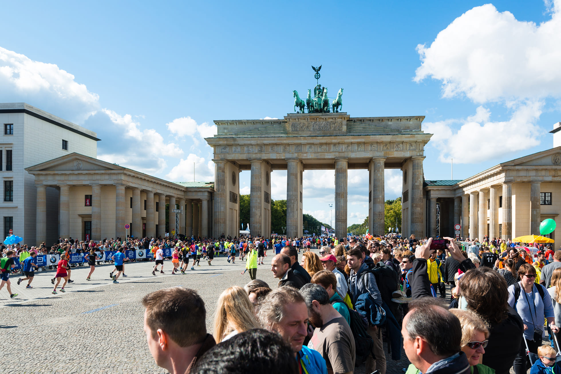 Berlin Marathon Blick auf das Brandenburger Tor mit angelaufenen Teilnehmern