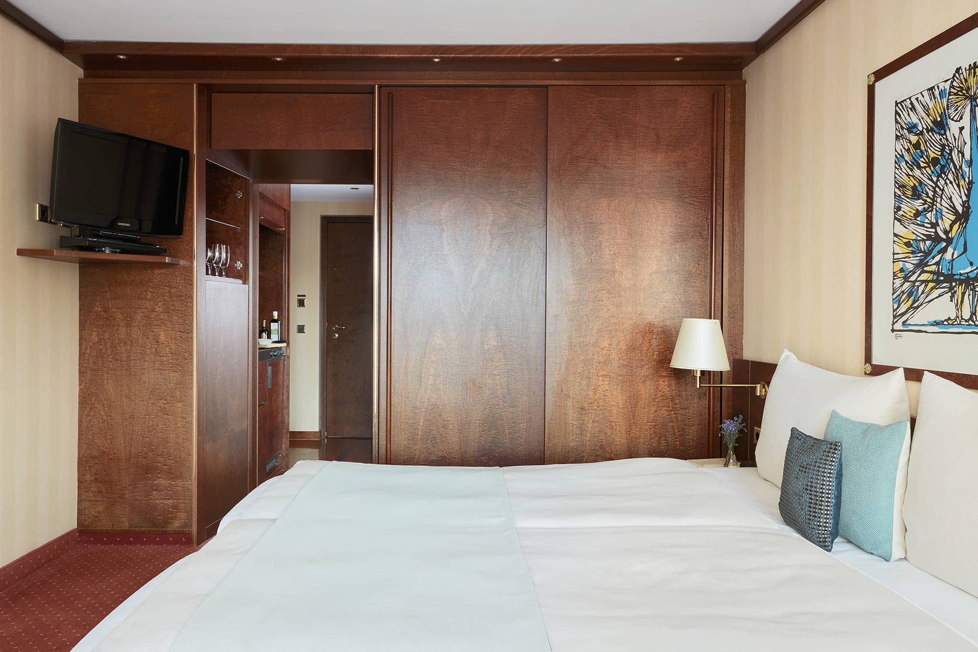 Living Hotel Berlin Mitte Business Doppelbett Bild eines Doppelzimmers mit Bett und Fernsehr