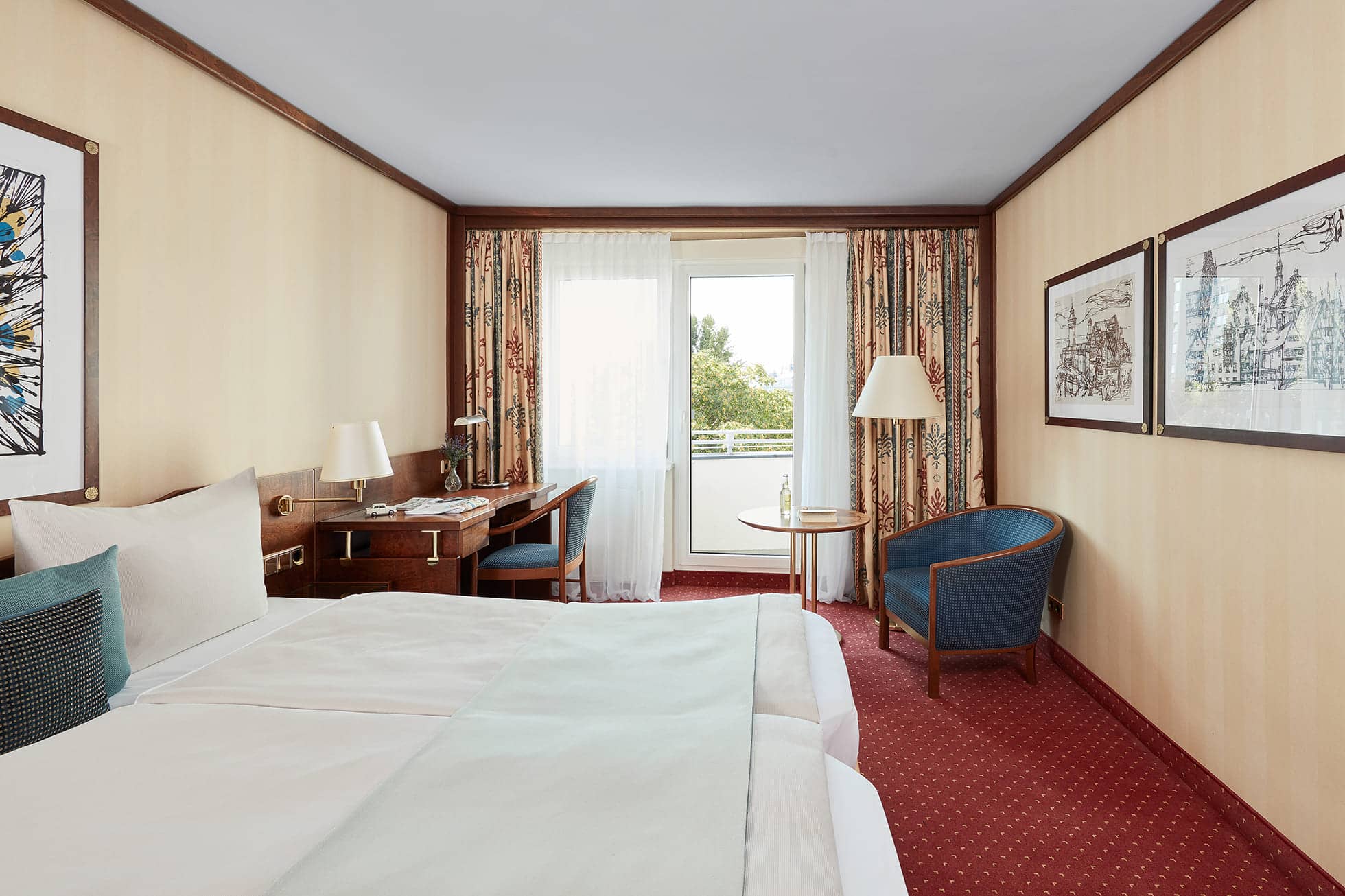 Living Hotel Berlin Mitte Business Doppelzimmer Bild eines Doppelbetts und einer Fensterfront