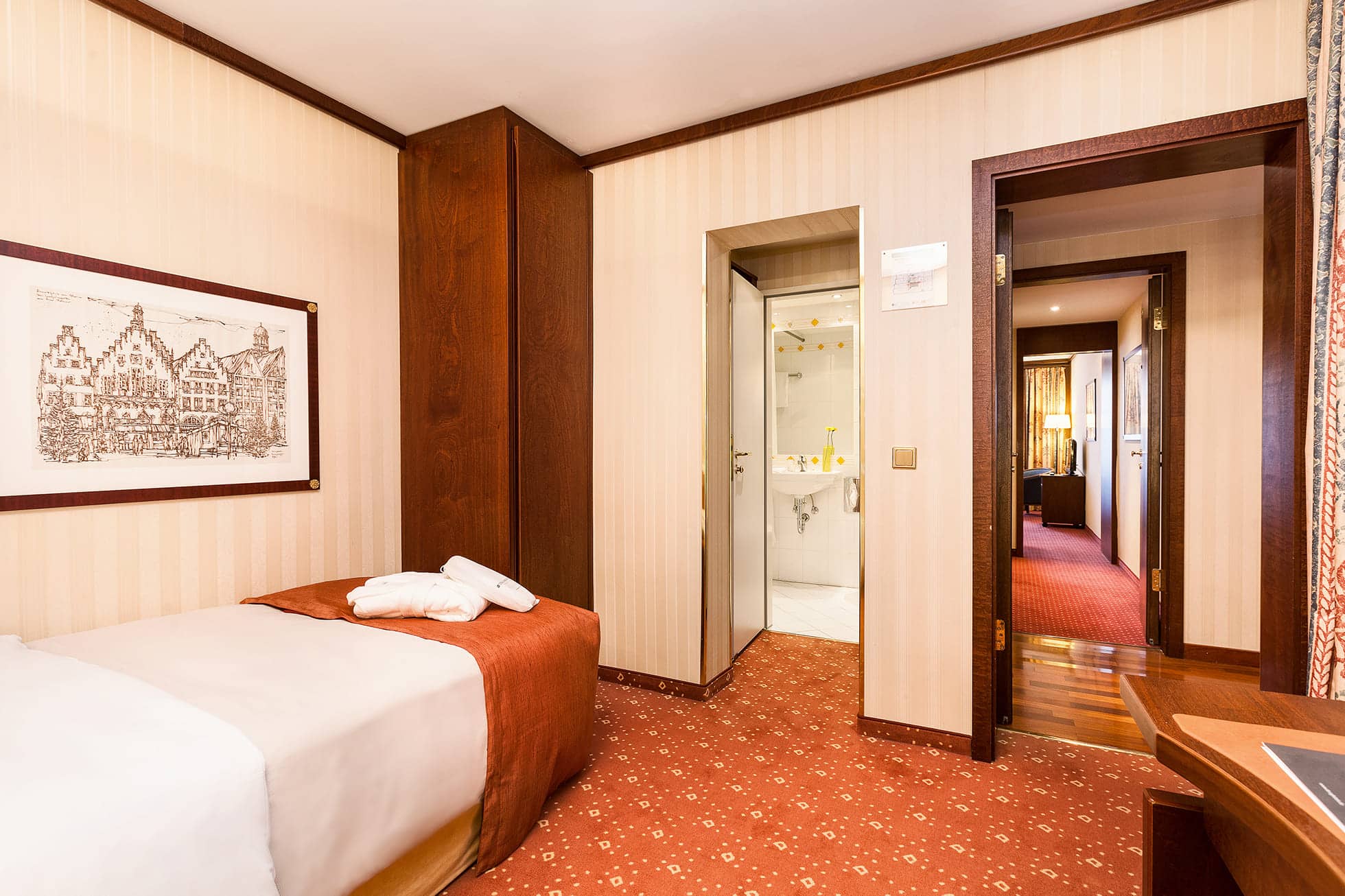 Living Hotel Berlin Mitte Business Einzelzimmer Bild eines Einzelbetts mit Badblick