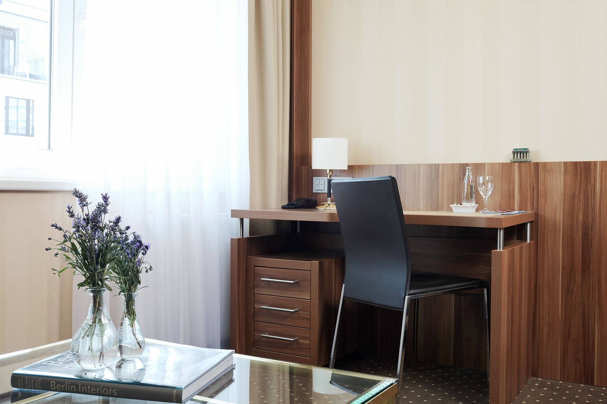 Living Hotel Berlin Mitte Deluxe Doppelzimmer Foto eines Couchtisches und dem Arbeitsplatz