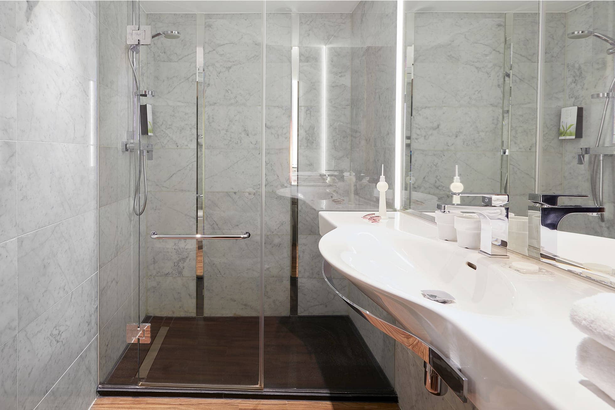 Living Hotel Berlin Mitte Deluxe Badezimmer Waschraum mit Dusche und Waschbecken im Living Hotel Berlin Mitte