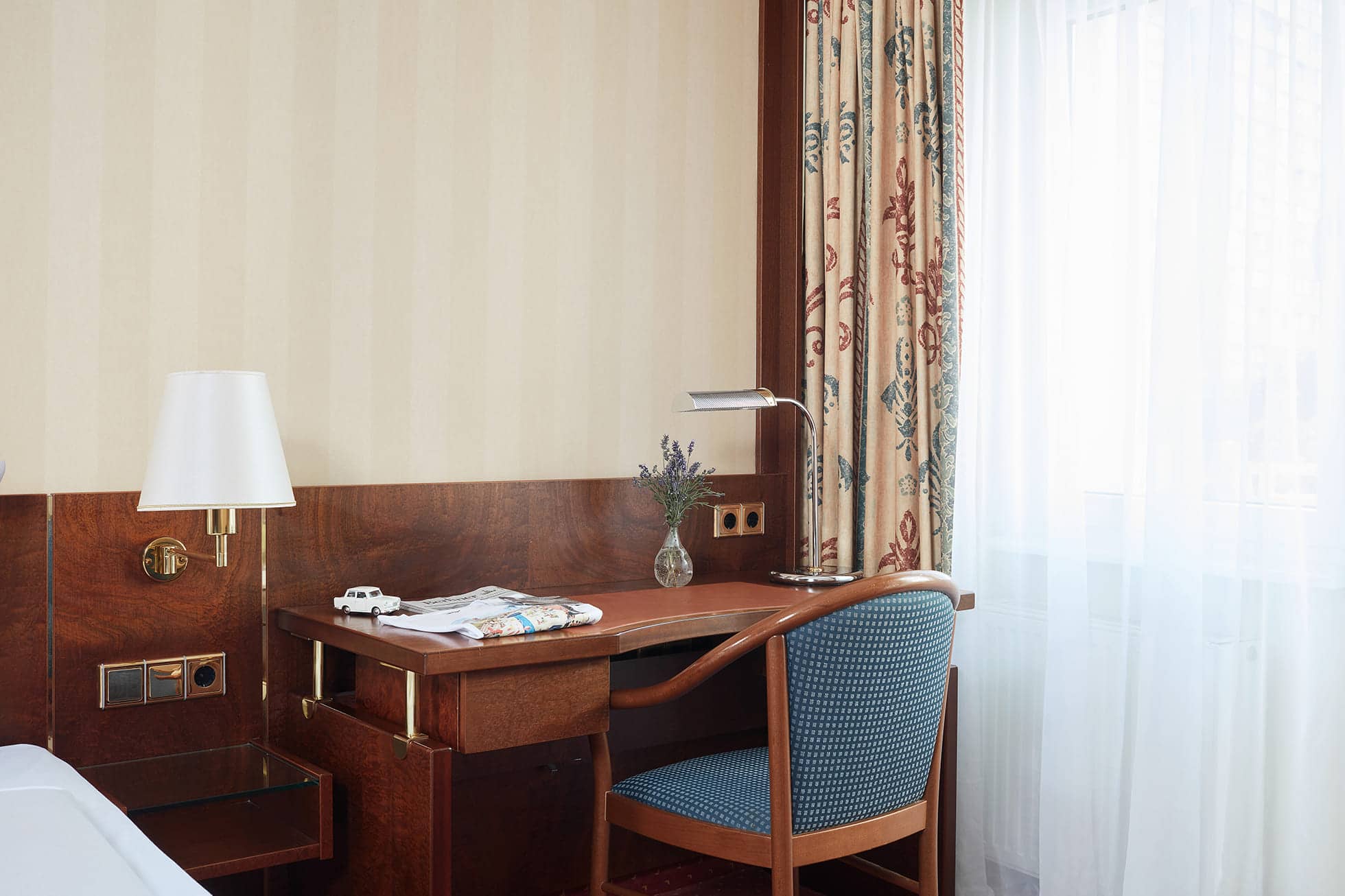 Living Hotel Berlin Mitte Dreibettzimmer Arbeitsbereich Schreibtisch mit Stuhl im Dreibettzimmer