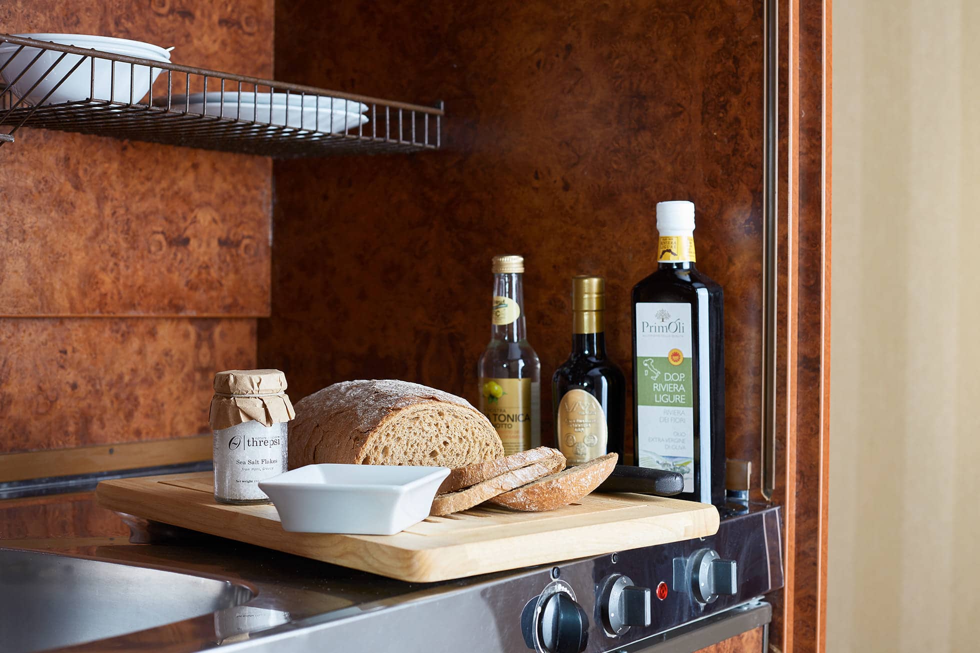 Living Hotel Berlin Mitte Dreibettzimmer Kitchenette Brot und Kochzubehör in einer Zimmerküche