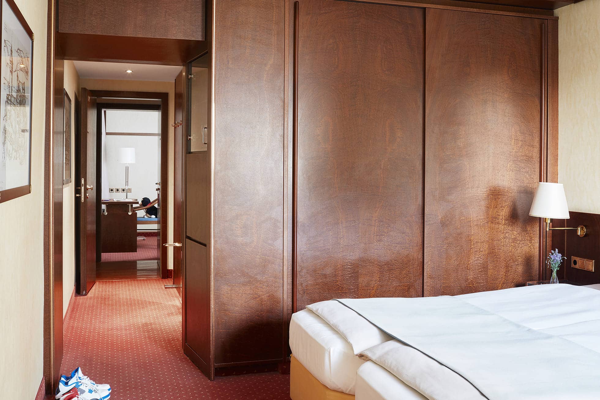 Living Hotel Berlin Mitte Dreibettzimmer Sicht auf den Eingangsbereich eines Dreibettzimmers