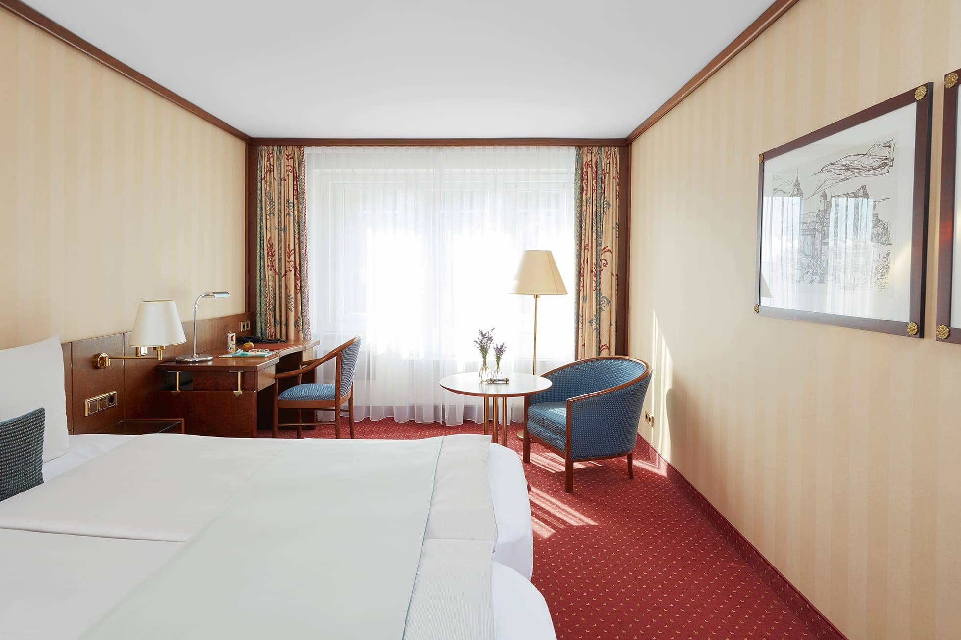 Living Hotel Berlin Mitte Familienzimmer Blick auf Fensterfront und Doppelbett im Familienzimmer