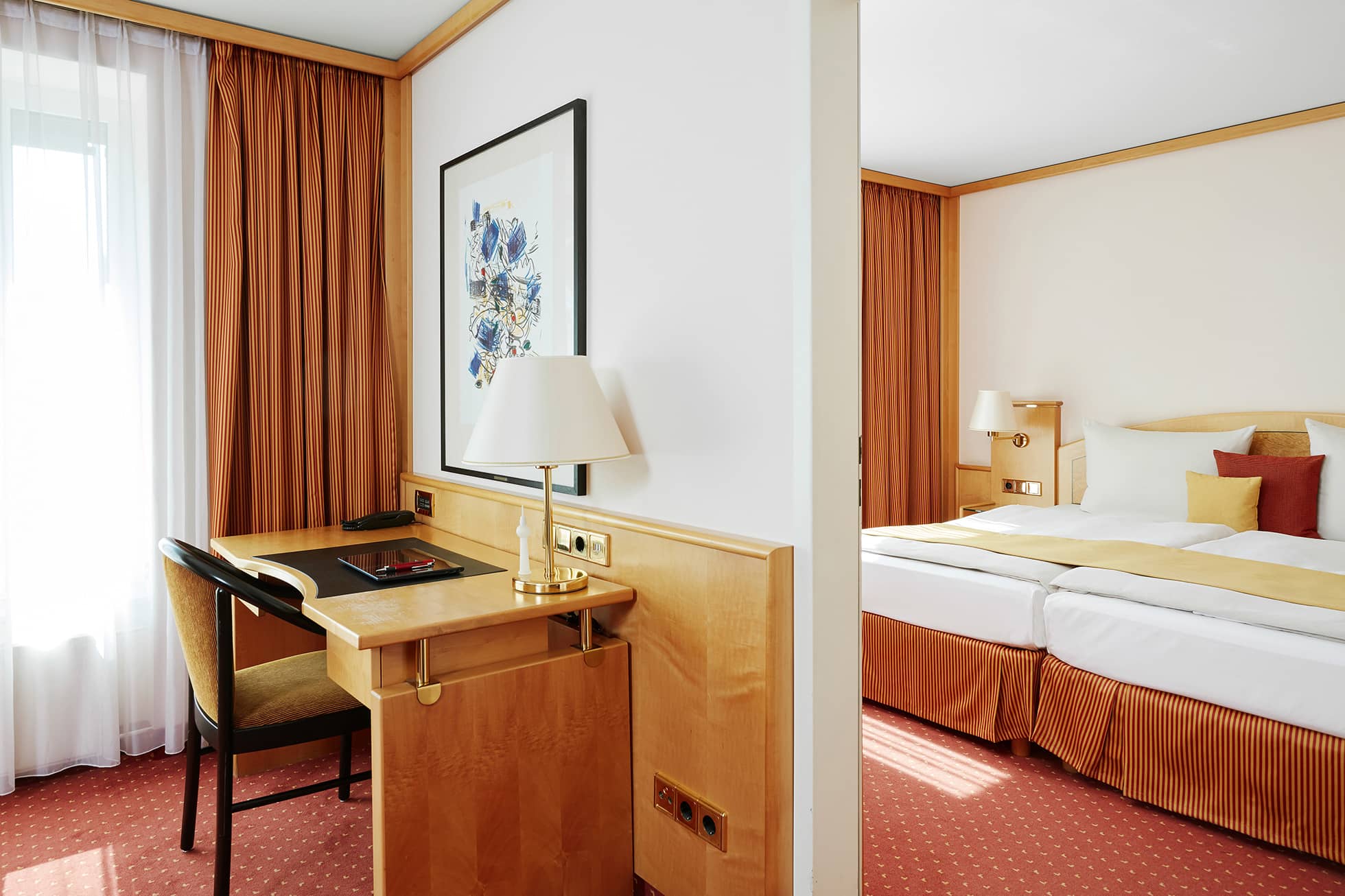 Gemütliches Hotelzimmer mit Arbeitsbereich