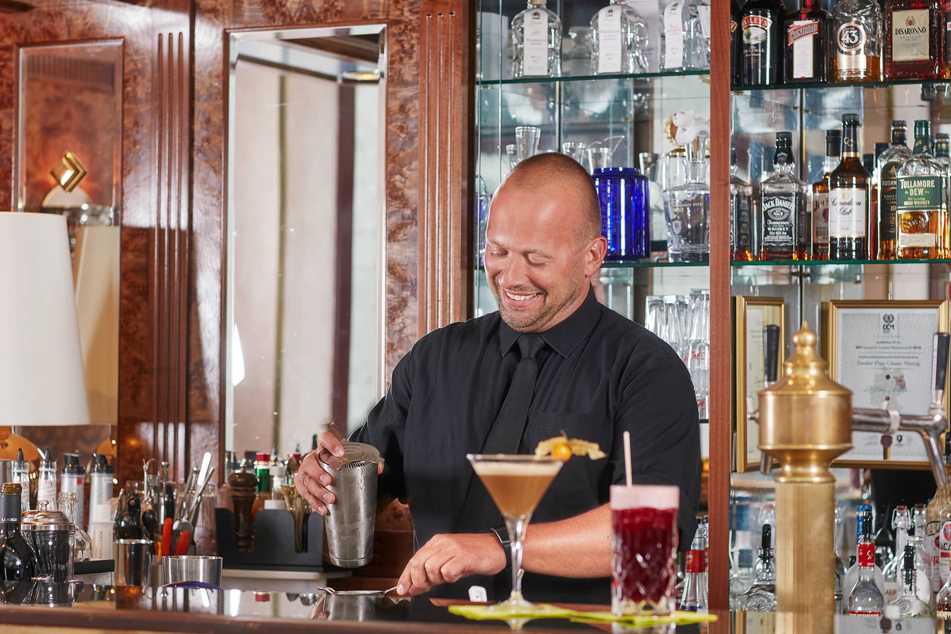 Living Hotel Grosser Kurfürst Barkeeper Bild mit Bar und Barkeeper im Living Hotel Grosser Kurfürst