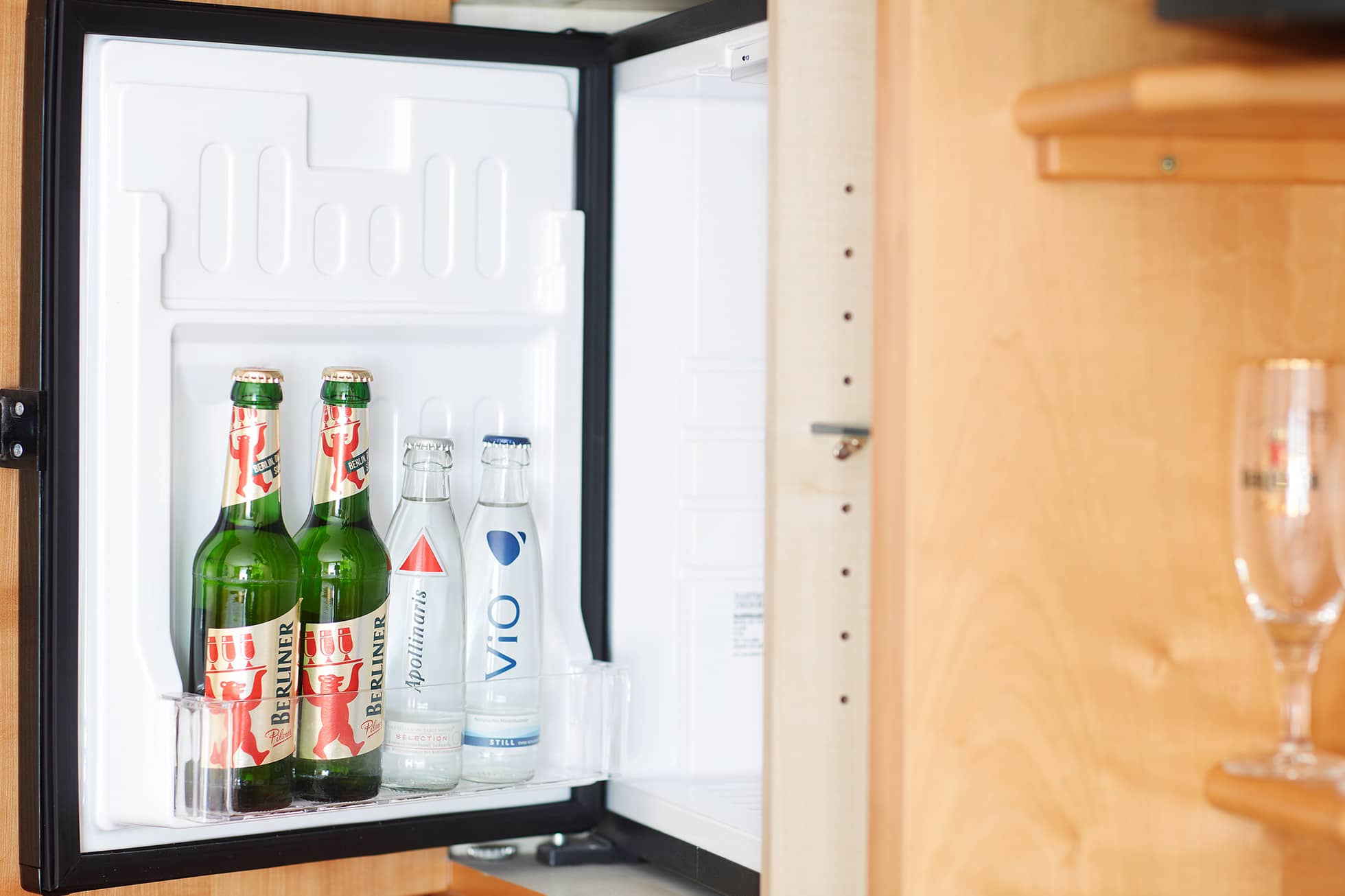 Living Hotel Grosser Kurfürst Business Minibar Bild im Kühlschrank mit Freigetränken
