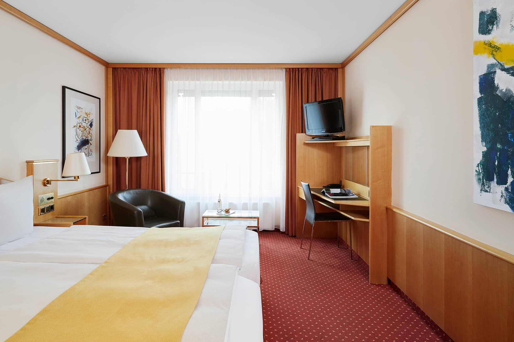 Living Hotel Grosser Kurfürst Business Zimmer Blick auf Fensterfront in einem Businesszimmer