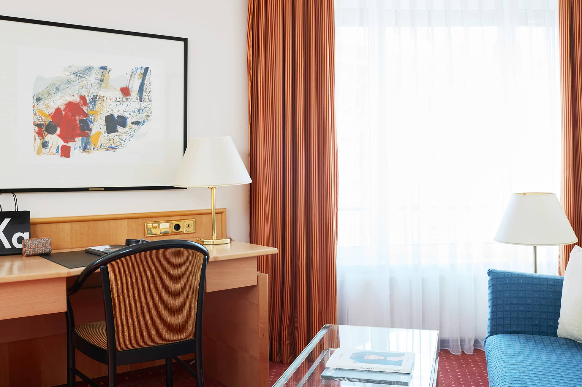 Arbeitstisch mit Stuhl und Fenster rechts daneben