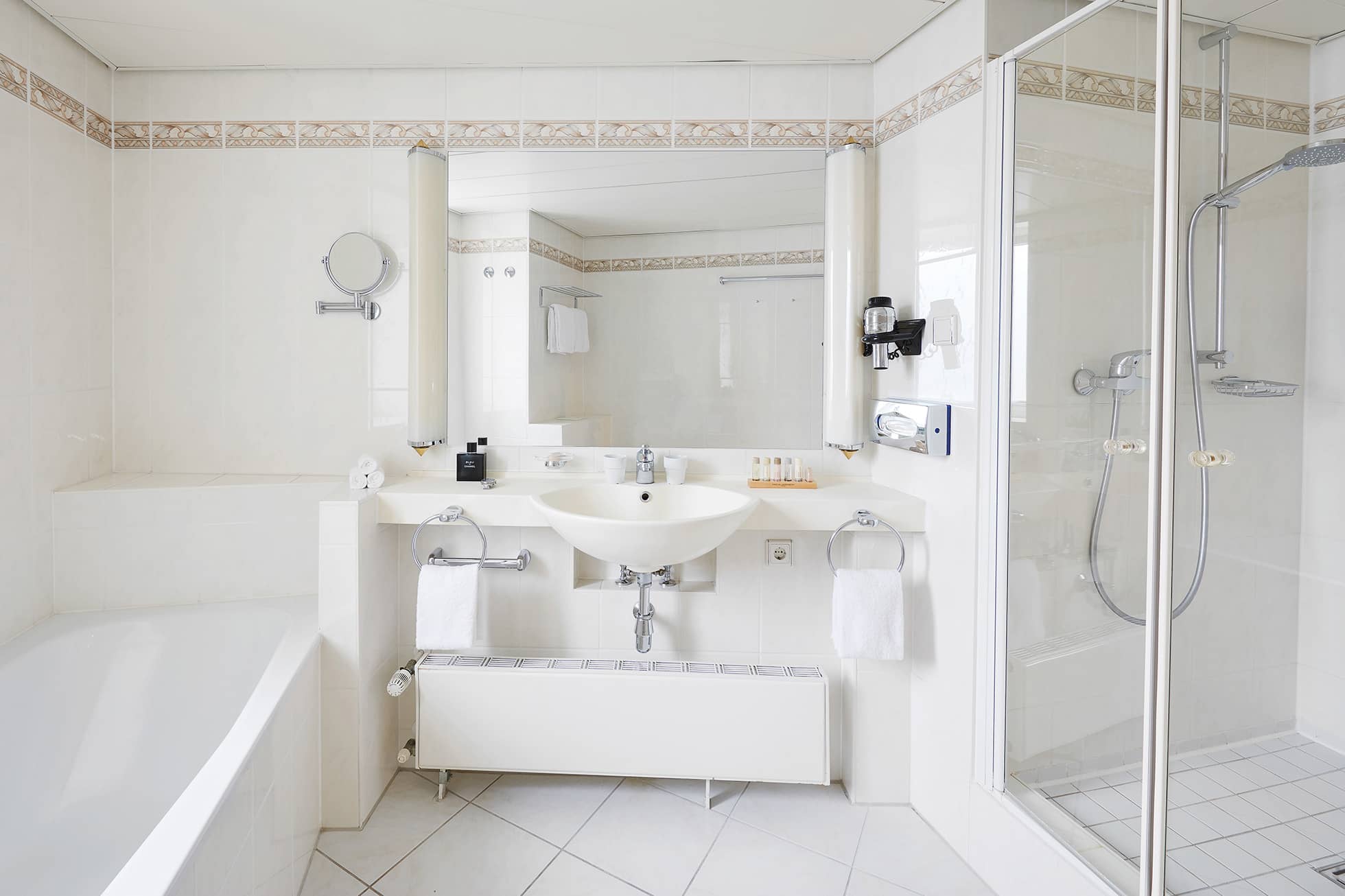 Living Hotel Grosser Kurfürst Executive Bad Badezimmer mit Dusche und Badewanne