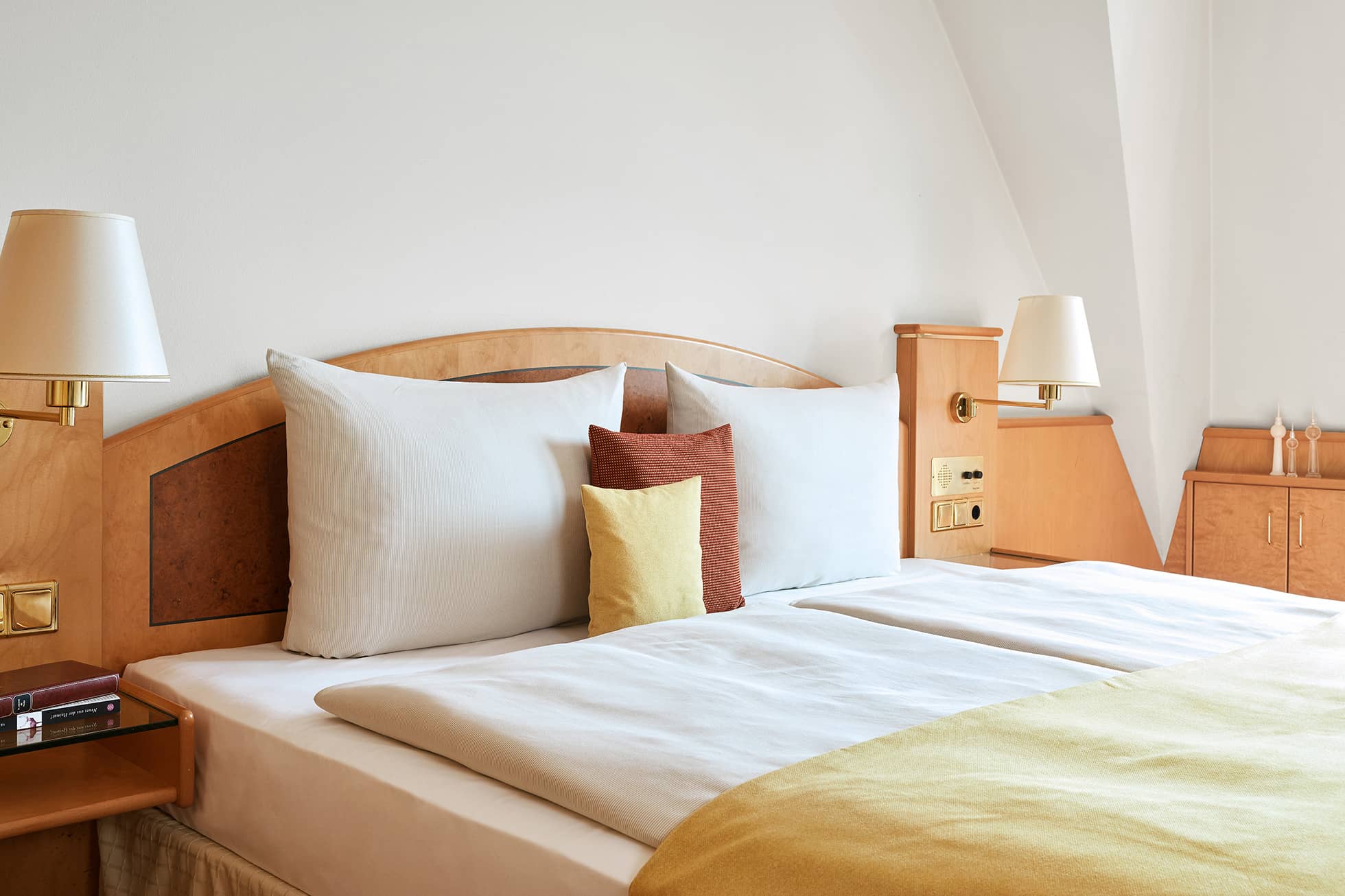 Living Hotel Grosser Kurfürst Executive Bett Doppelbett mit Gelber Tagesdecke