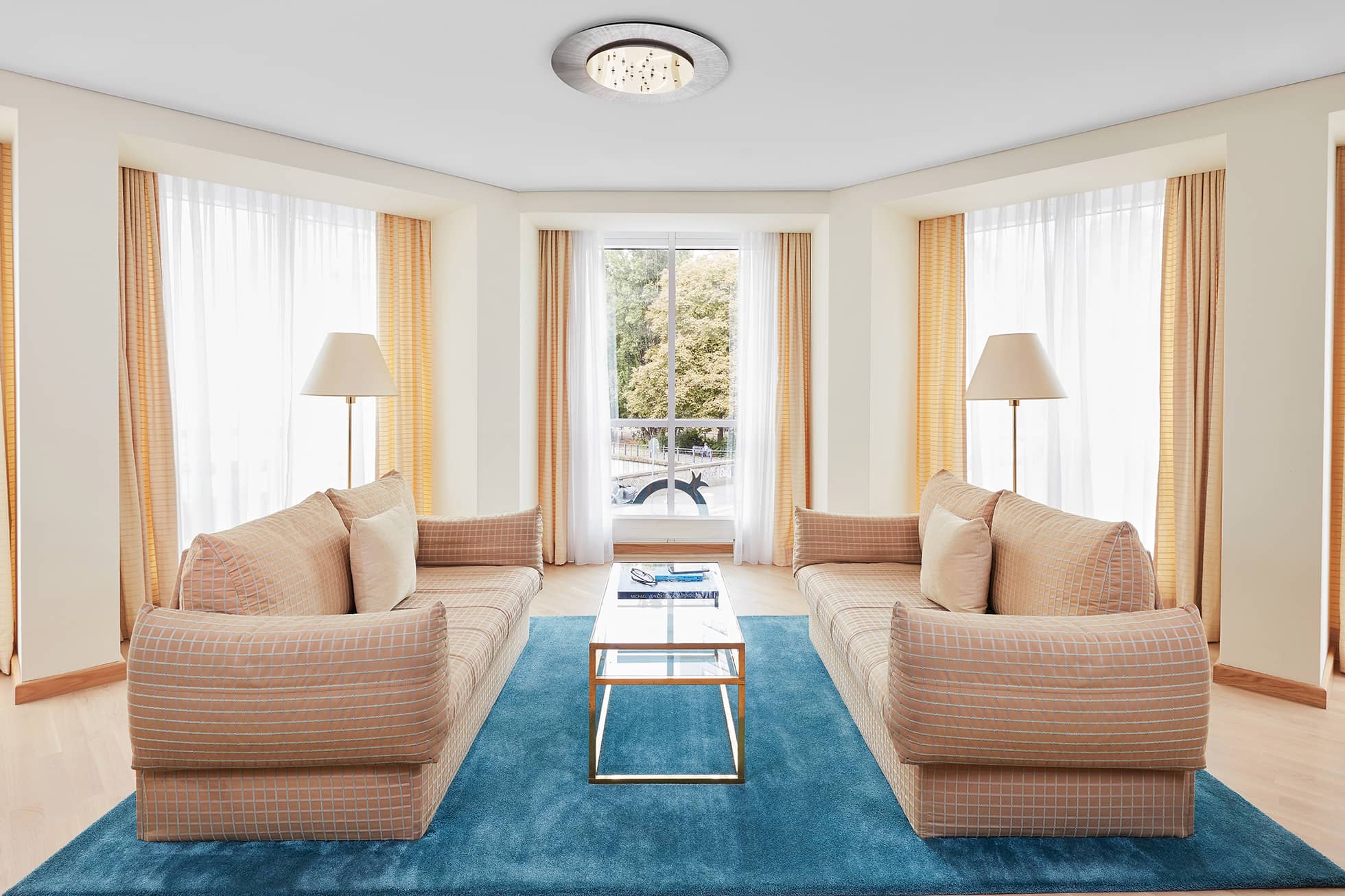 Living Hotel Grosser Kurfürst Executive Apartment Sitzbereich im Hotelzimmer