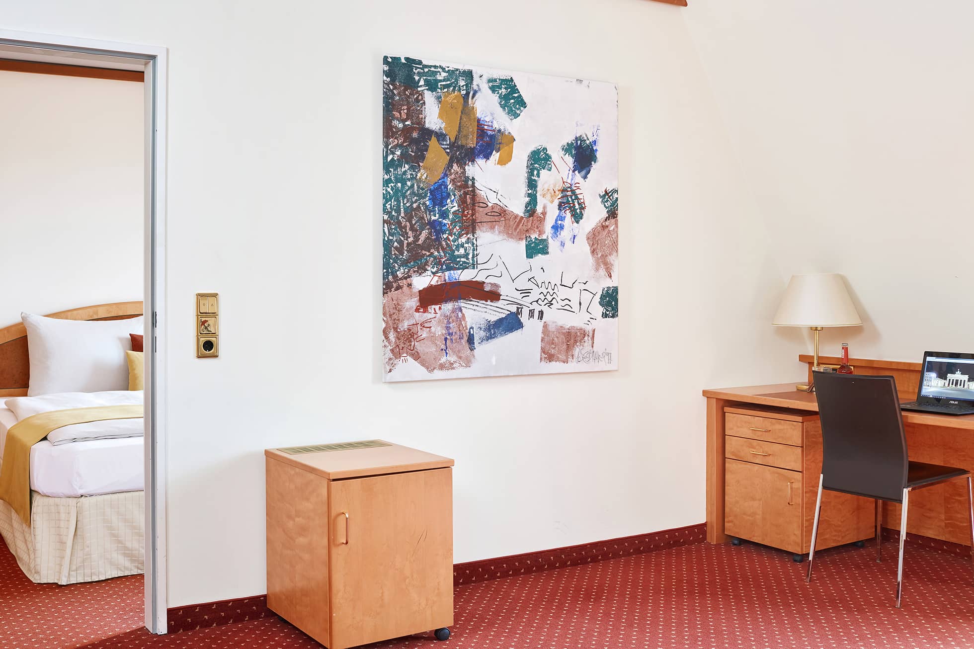 Living Hotel Grosser Kurfürst Superior Arbeitsbereich Schreibtisch im Hotelzimmer