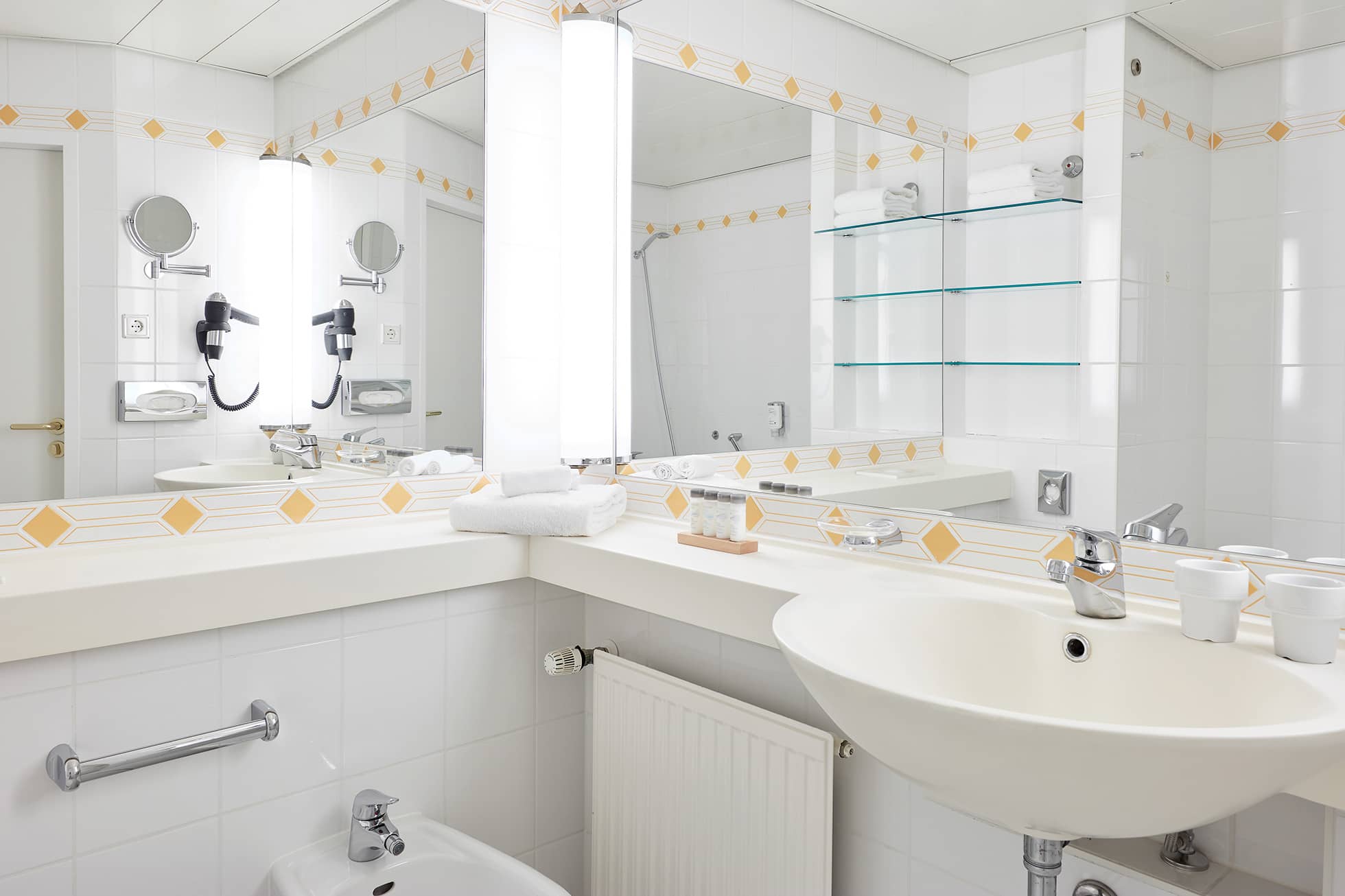 Living Hotel Grosser Kurfürst Superior Badezimmer Badezimmer mit Handtüchern und Föhn