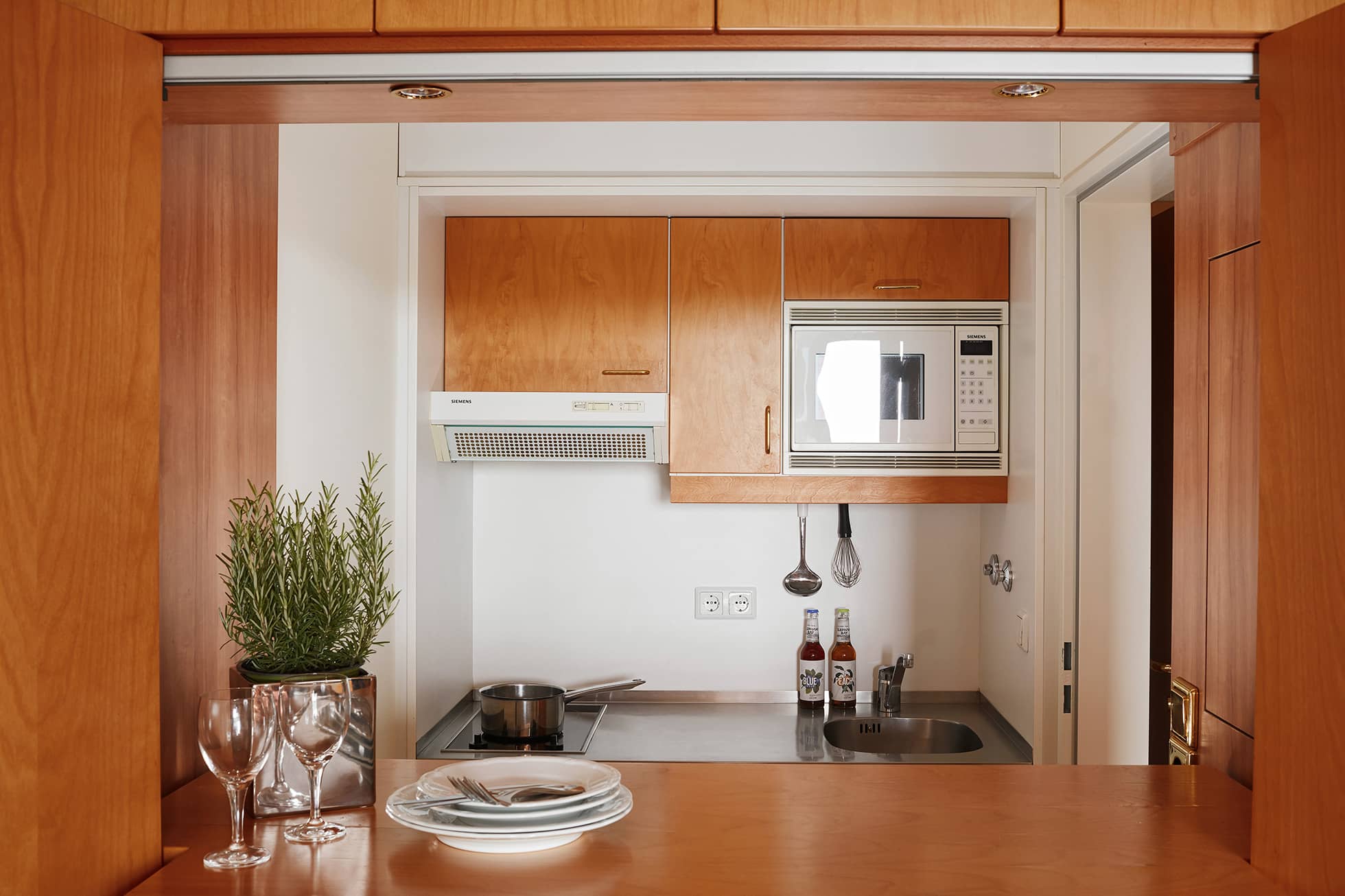 Living Hotel Grosser Kurfürst Superior Kitchenette Küche mit Bartresen