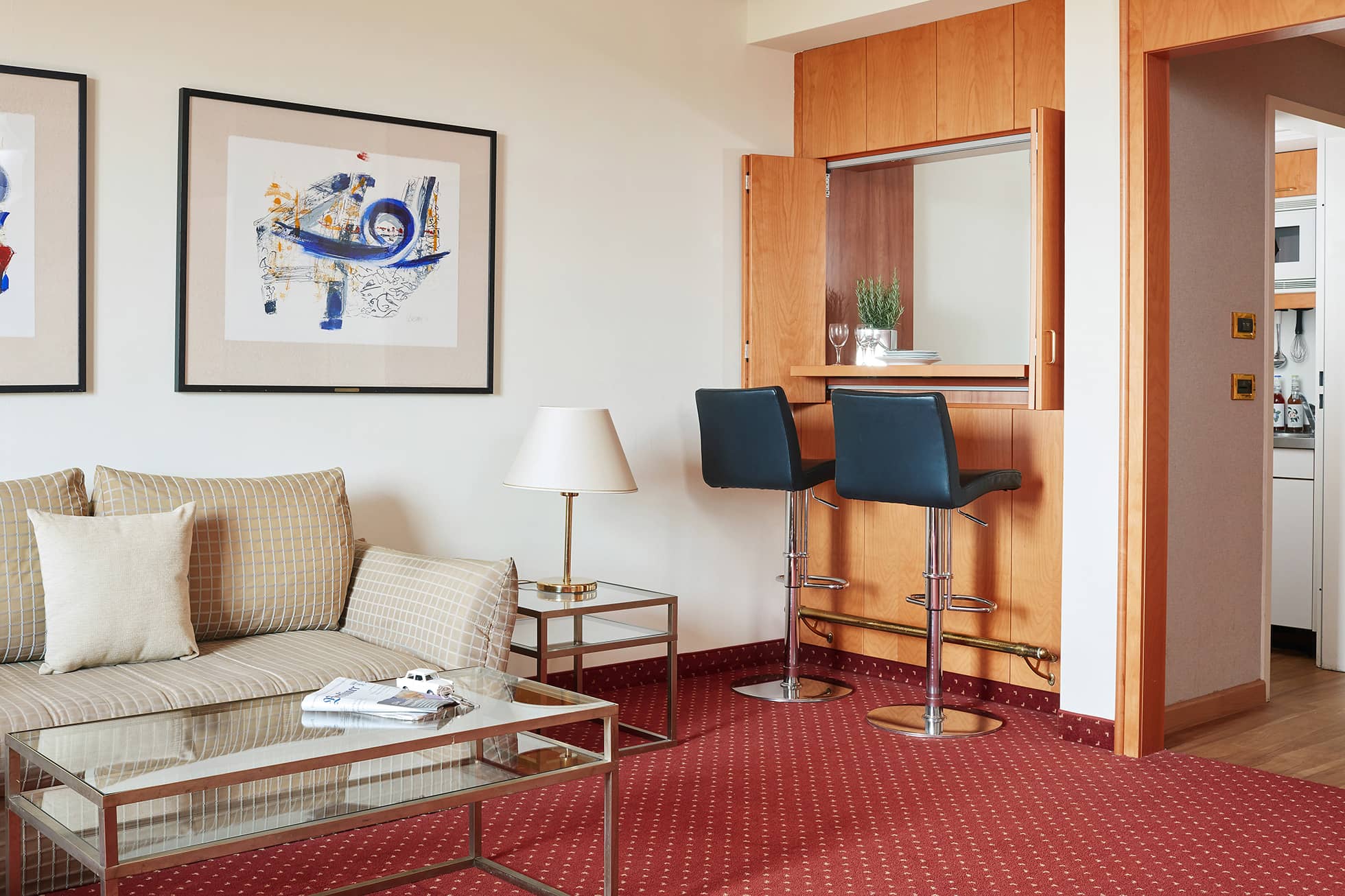 Living Hotel Grosser Kurfürst Superior Wohnbereich Wohn- und Essbereich im Hotelzimmer