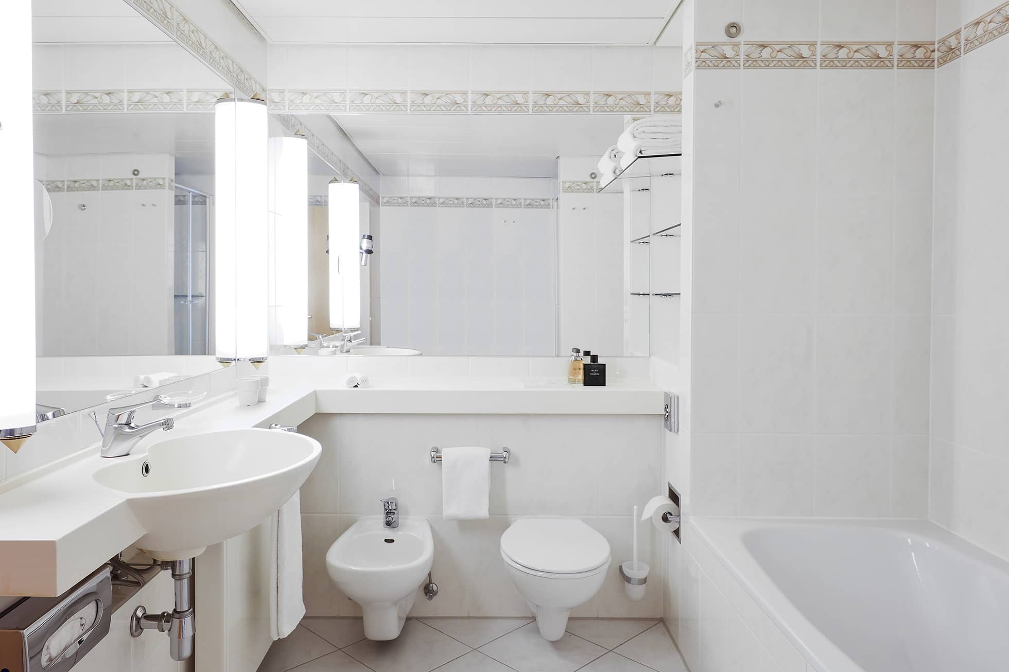 Living Hotel Grosser Kurfürst Superior Suite Badezimmer Waschbecken und Toilette in der Suite