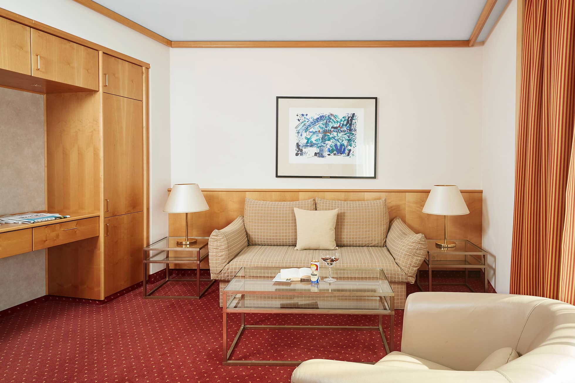 Living Hotel Grosser Kurfürst Superior Suite Livingroom Couch und Sofatisch in der Suite