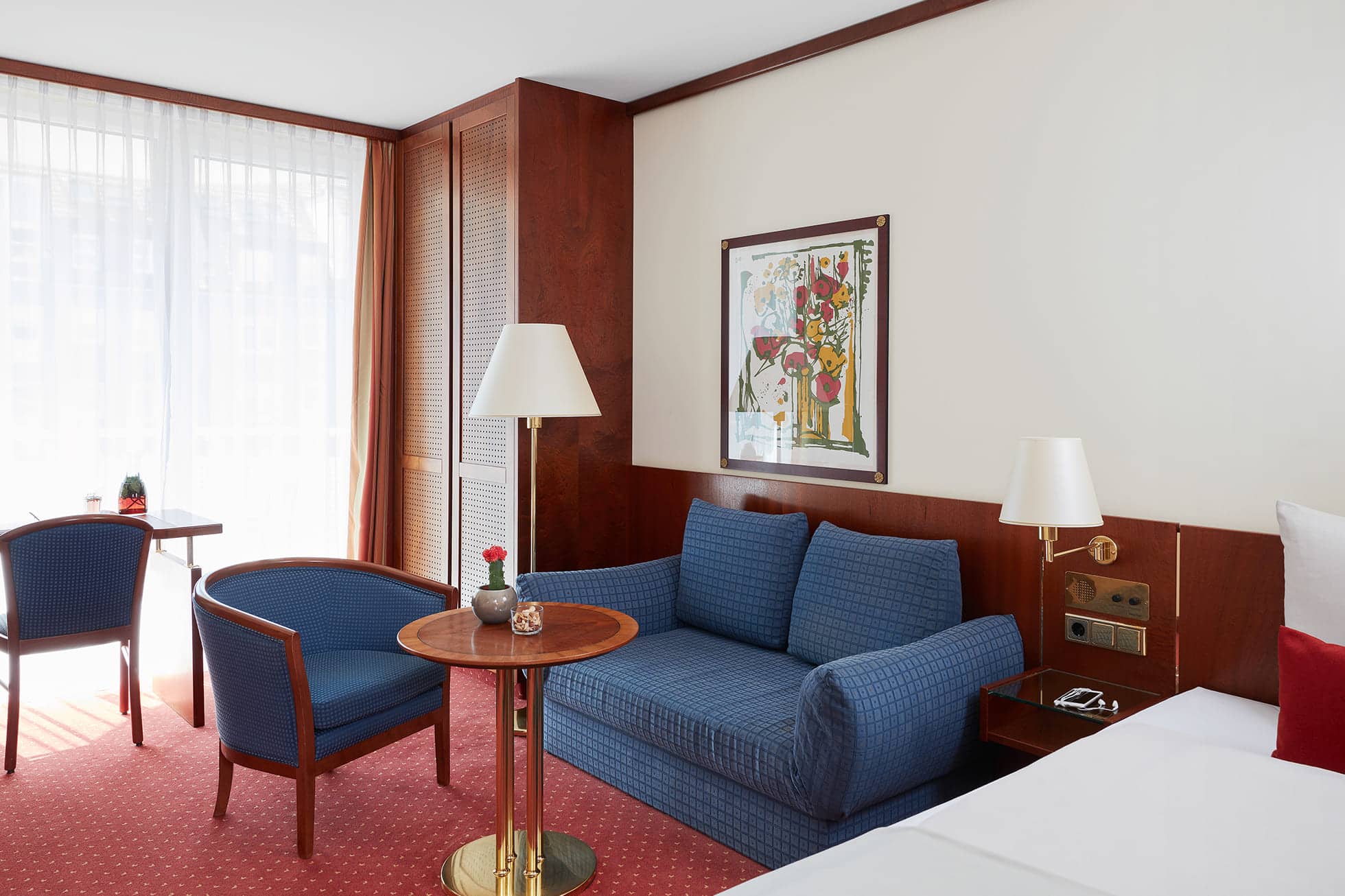 Living Hotel Weissensee Business Sitzbereich Couch und Sessel im Business Zimmer