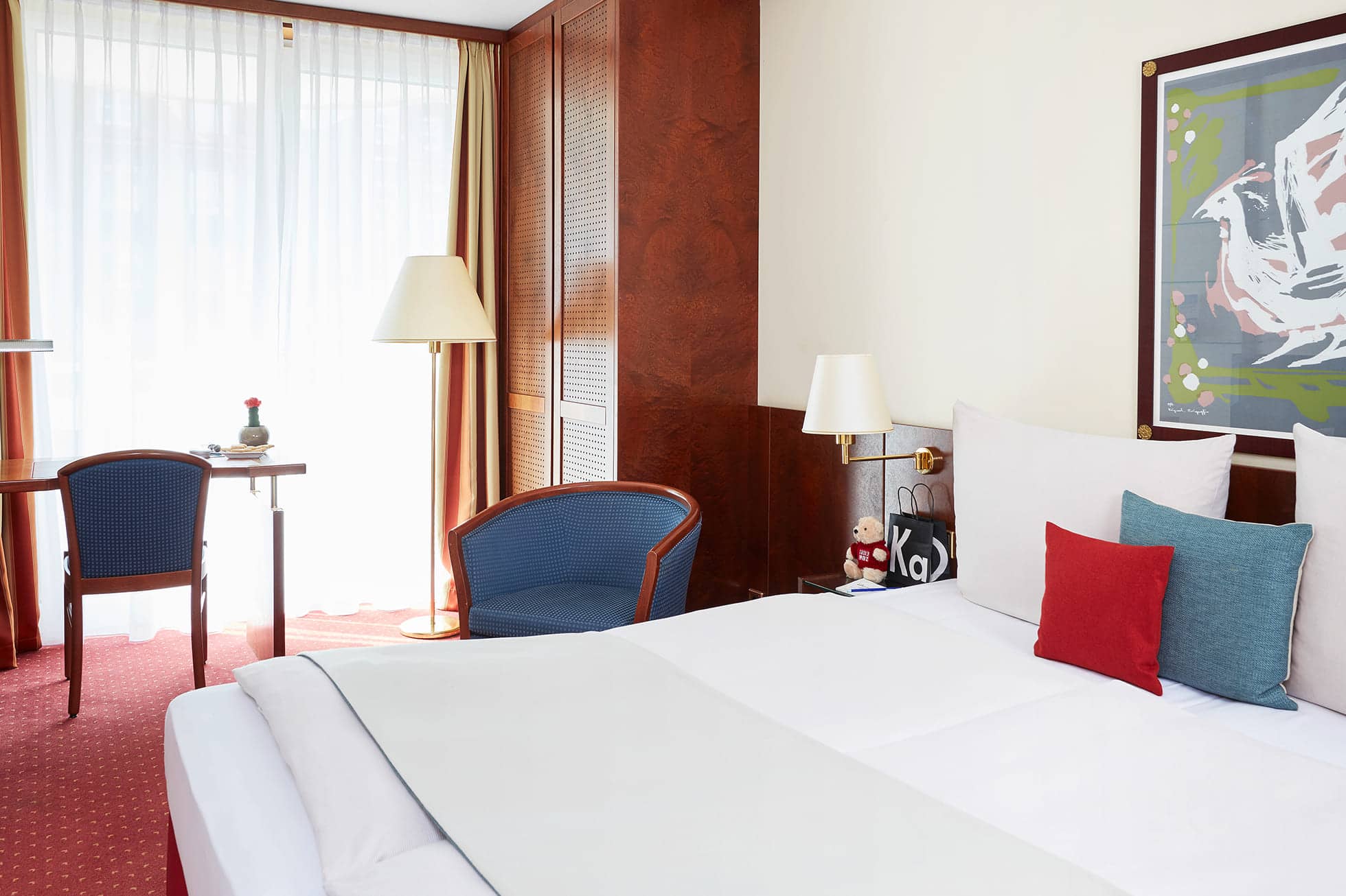 Living Hotel Weissensee Business Doppelbett Doppelbett und Arbeitsplatz im Business Zimmer
