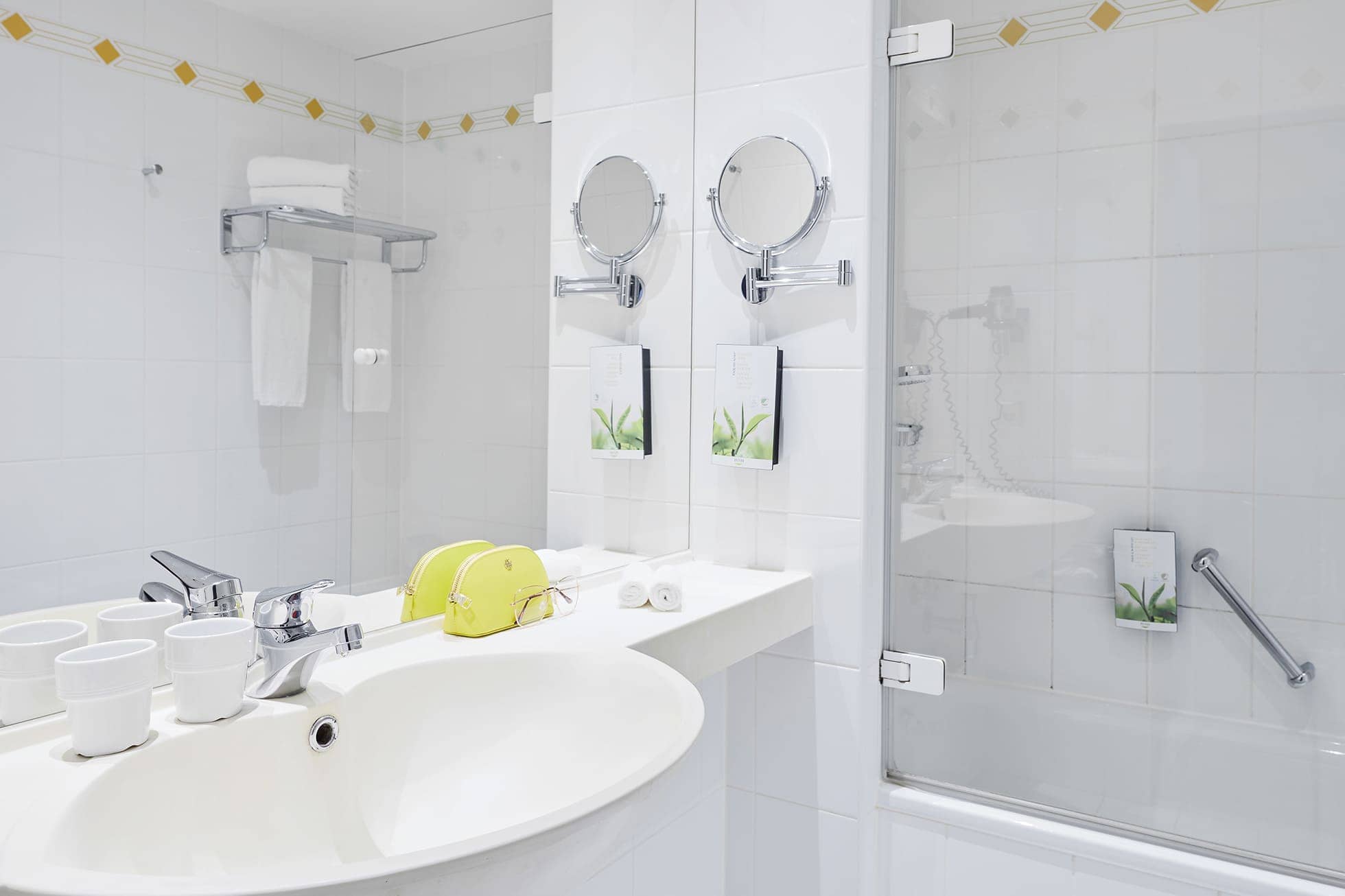 Living Hotel Weissensee Superior Apartment Badezimmer Badeinblick mit Dusche und Waschbecken im Superior Apartment