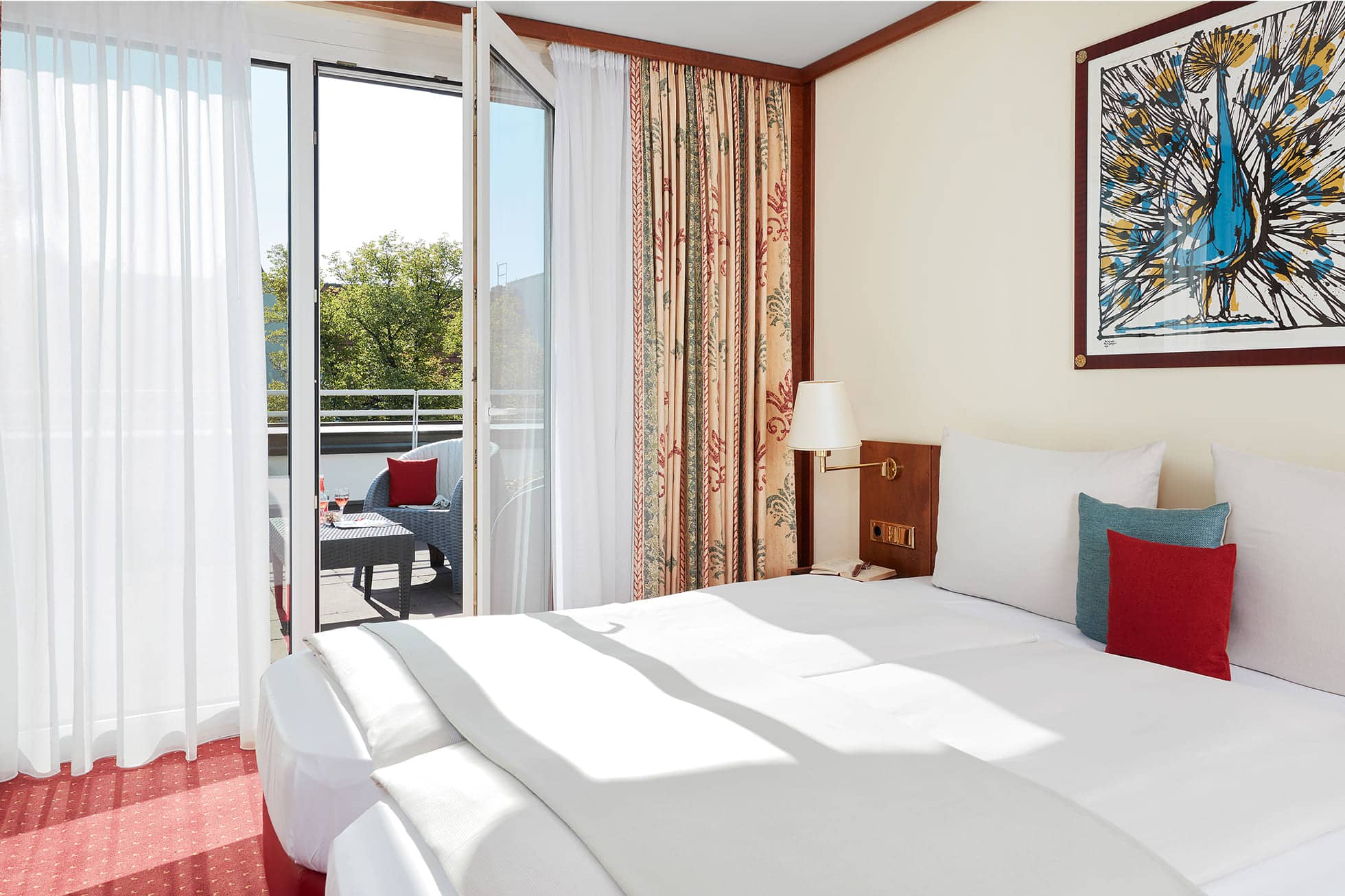 Living Hotel Weissensee Superior Maisonette Schlafzimmer Doppelbett mit Blick auf den Balkon