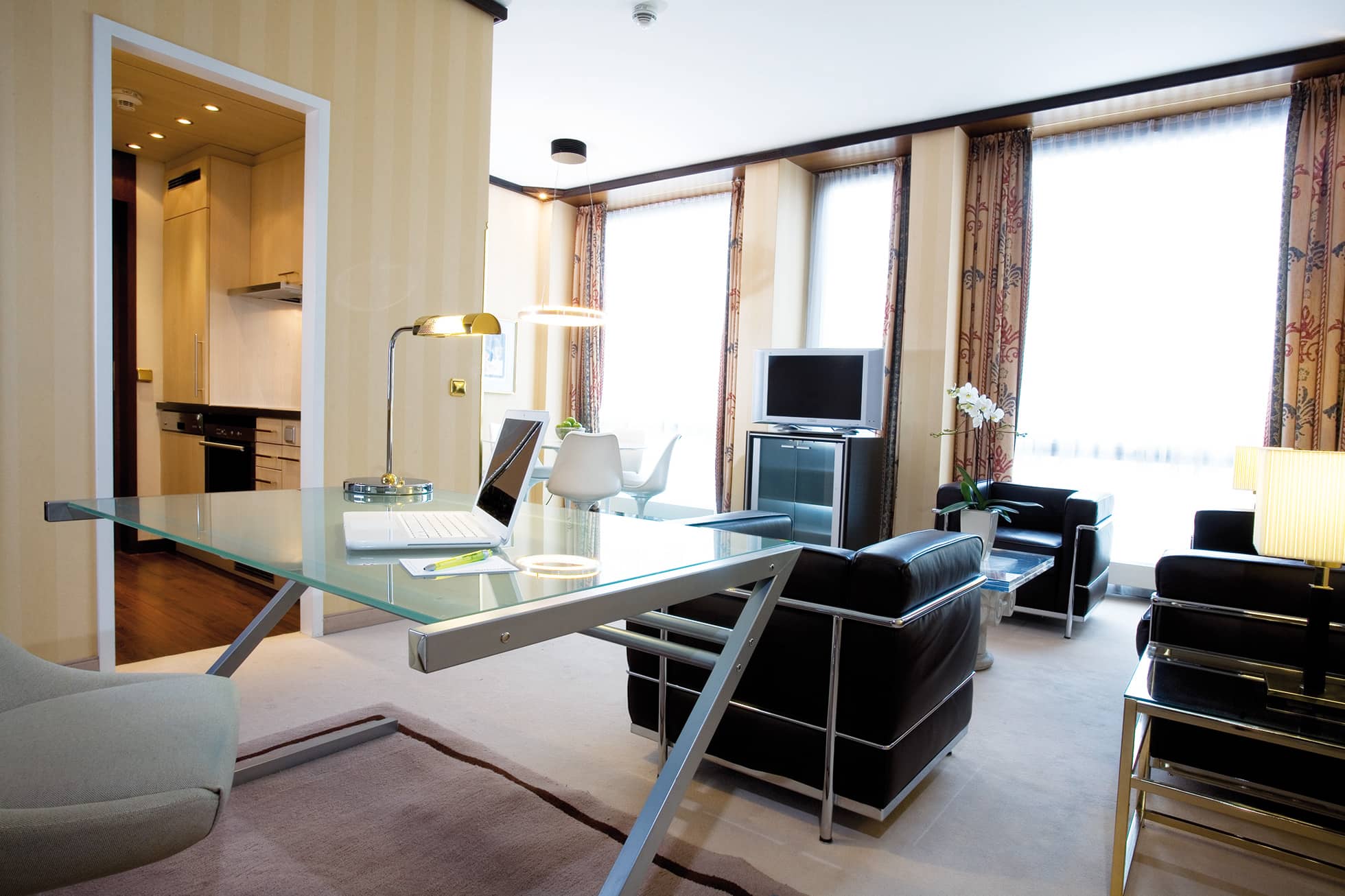 Living Hotel Kanzler Superior Arbeitsbereich Glasschreibtisch und Sitzbereich im Hotelzimmer