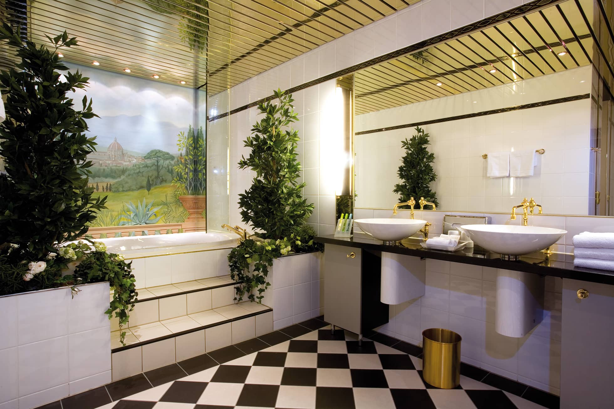 Living Hotel Kanzler Superior Badezimmer Großes Badezimmer mit Pflanzen um die Badewanne