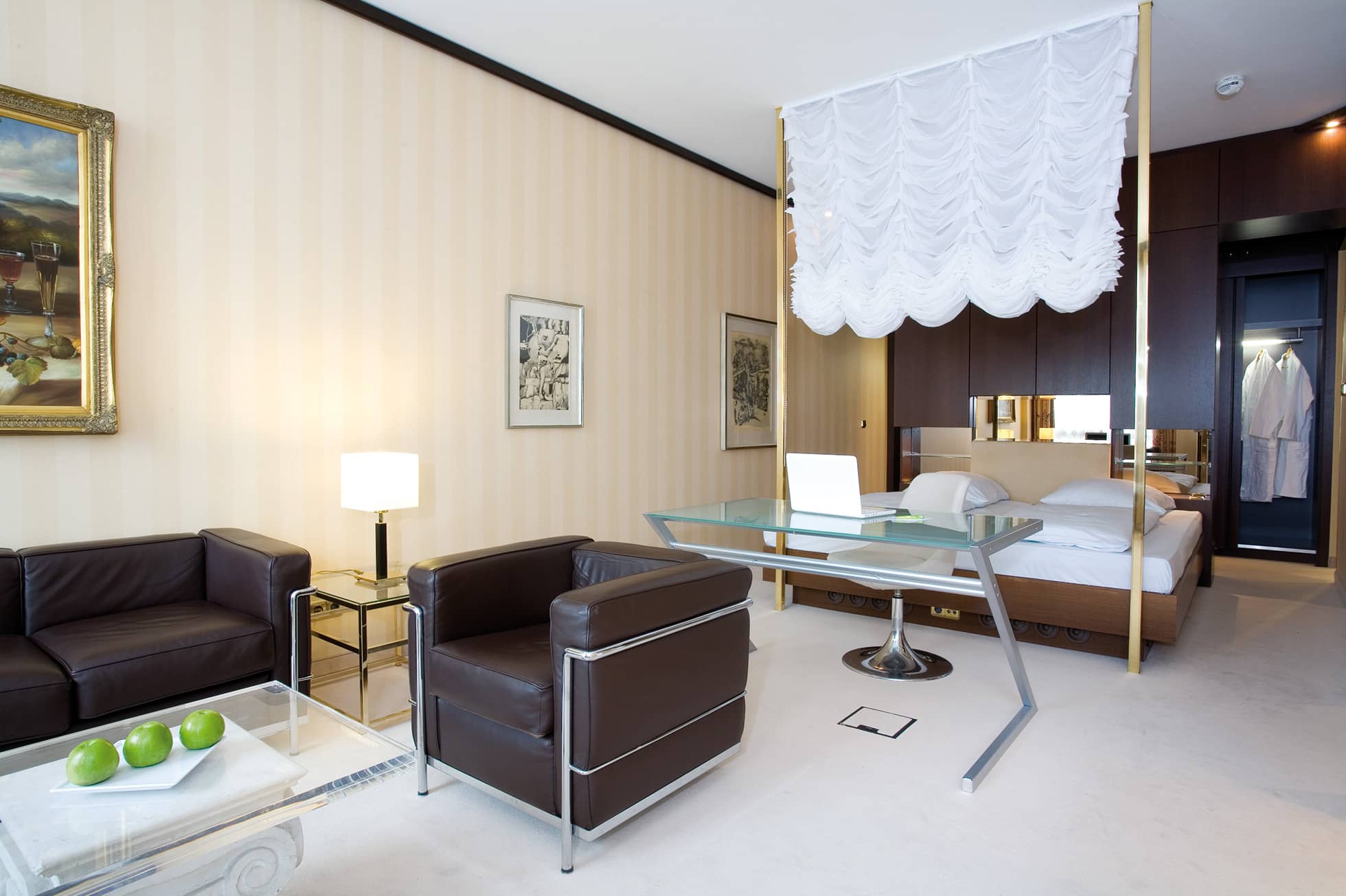 Living Hotel Kanzler Superior Wohnbereich Bild des Wohnbereichs mit Blick auf den Arbeitsplatz und das Doppelbett