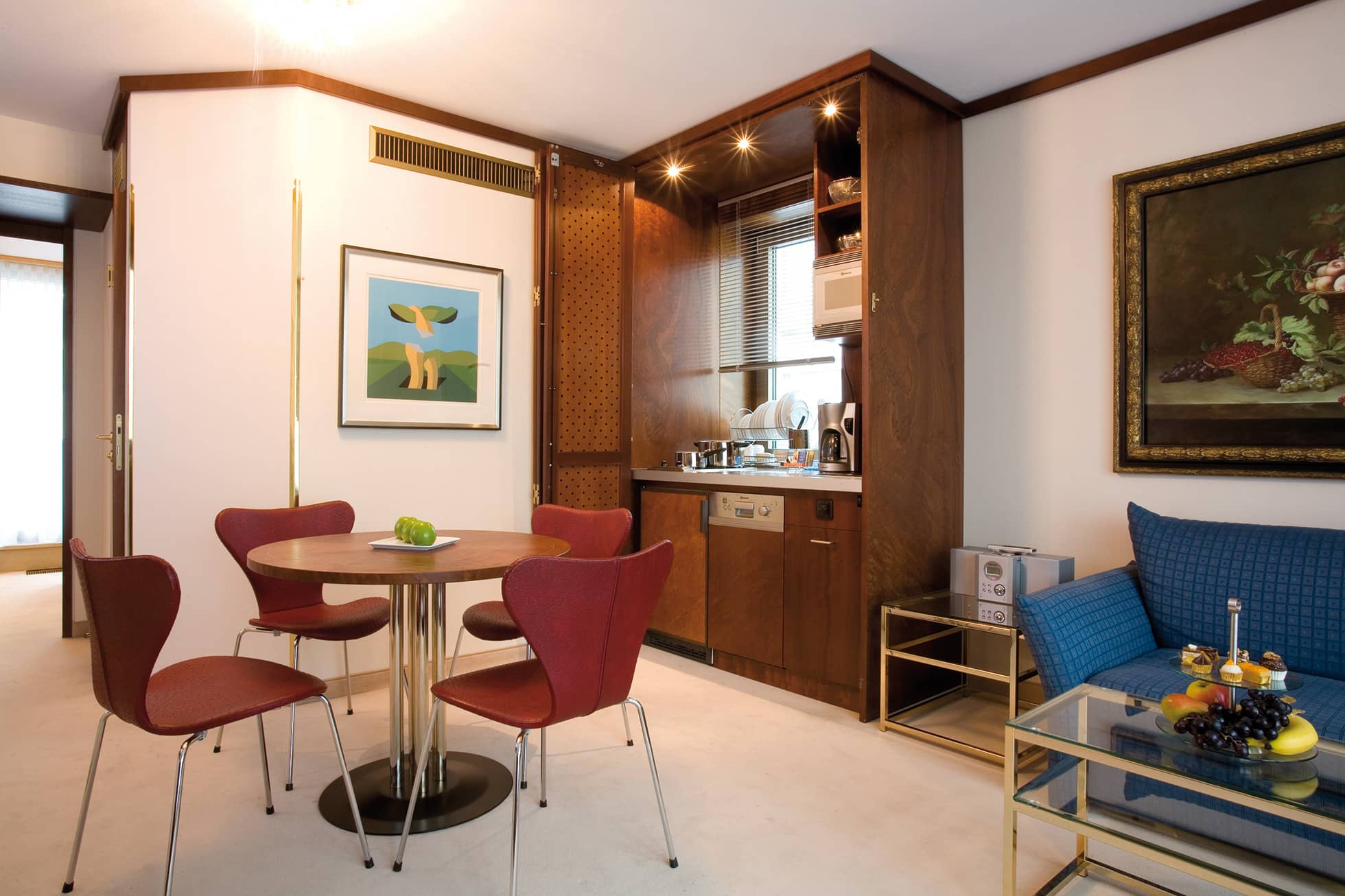 Living Hotel Kanzler Superior Essensbereich Esstisch und Küche im Hotelzimmer