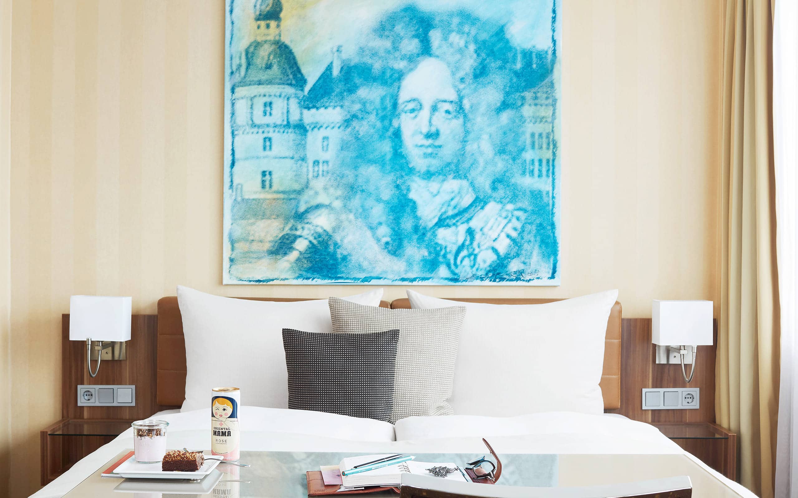 Living Hotel Düsseldorf Bett Bett mit Nachttischen in einem Serviced Apartment