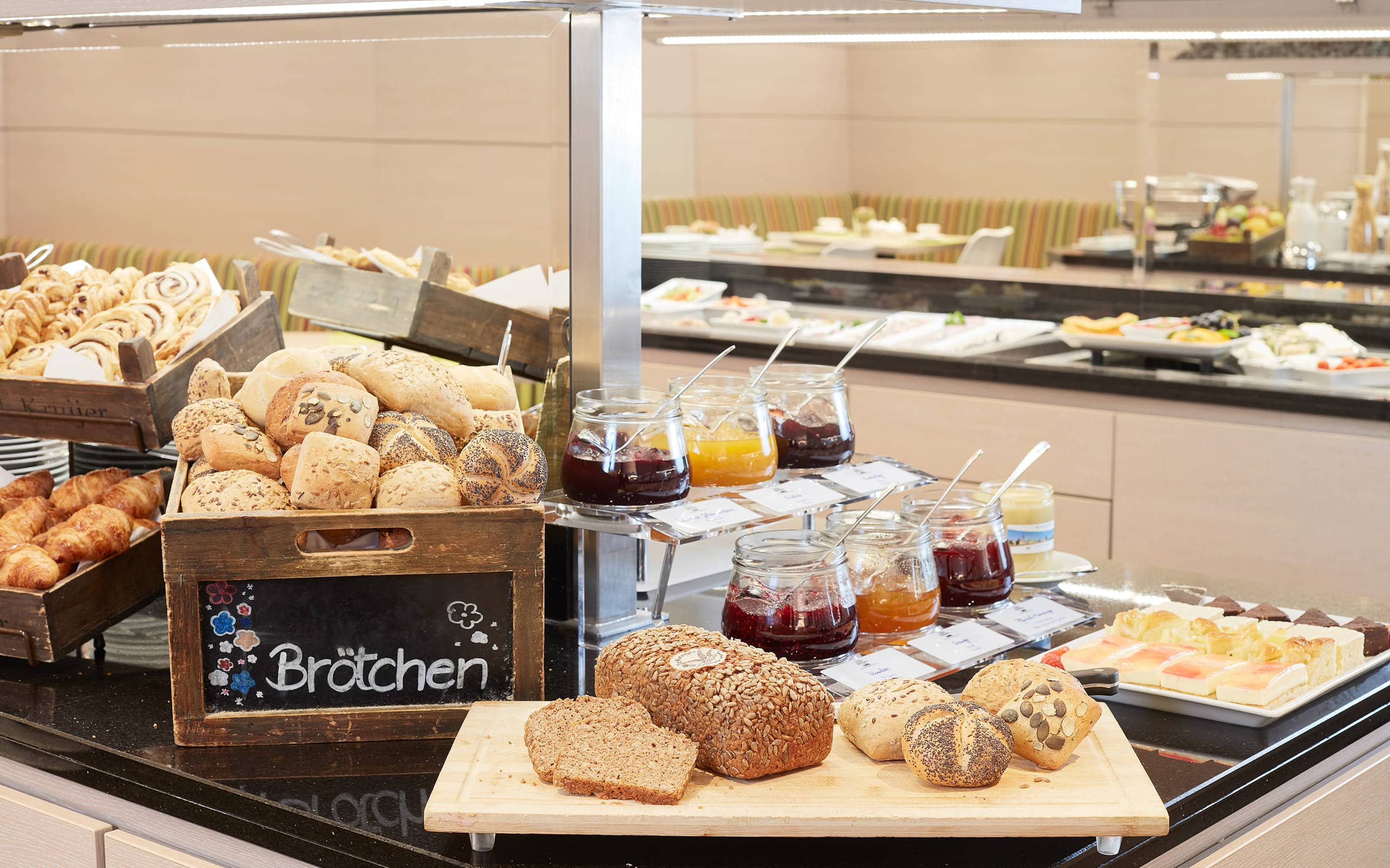 Living Hotel Düsseldorf Frühstück Einblick ins Frühstücksbuffet