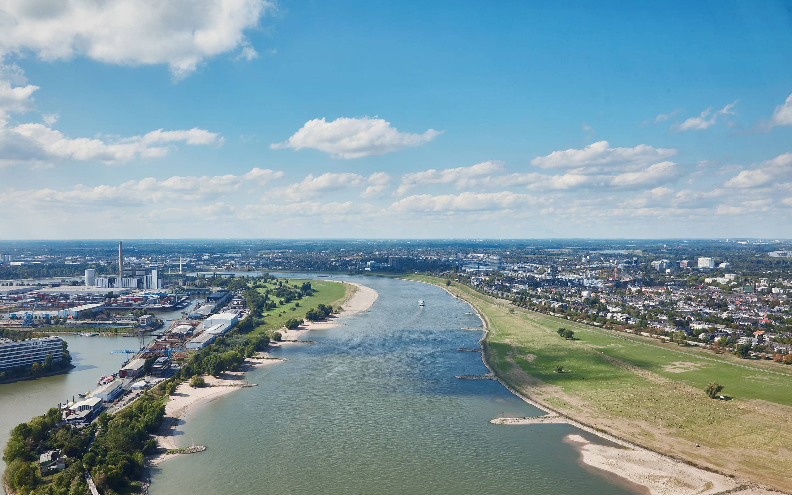 Living Hotel Düsseldorf Lage Schöner Panoramablick über einen Fluss