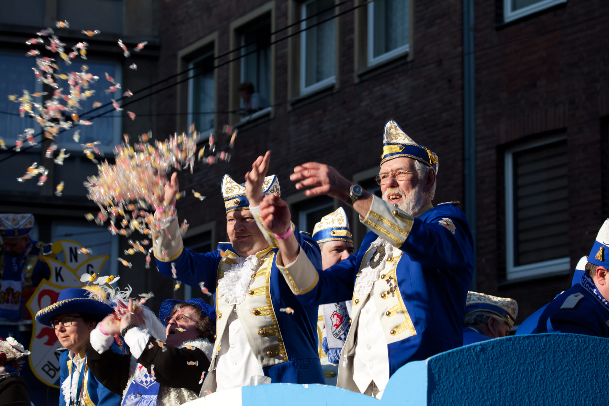 Düsseldorf Karneval Zwei Männer im Kostüm werfen Konfetti in die Menge