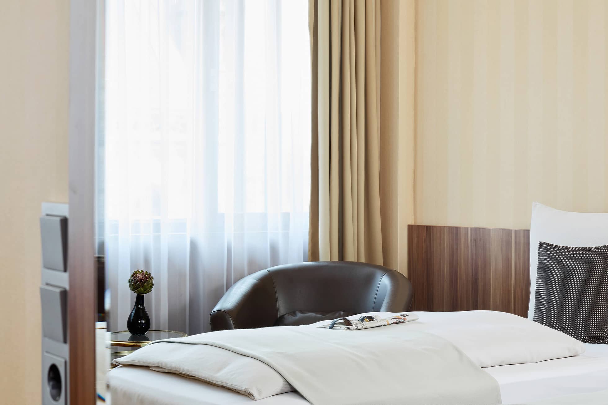 Living Hotel Düsseldorf Einzelzimmer Einzelbett mit Sessel