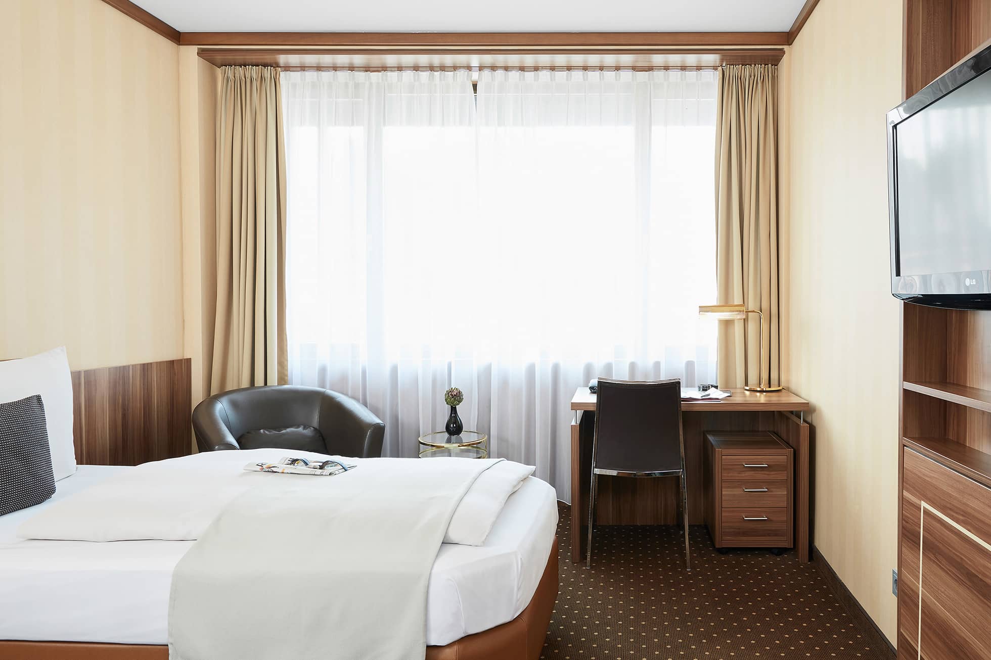 Living Hotel Düsseldorf Einzelzimmer mit Arbeitsbereich Fensterfront im Einzelzimmer