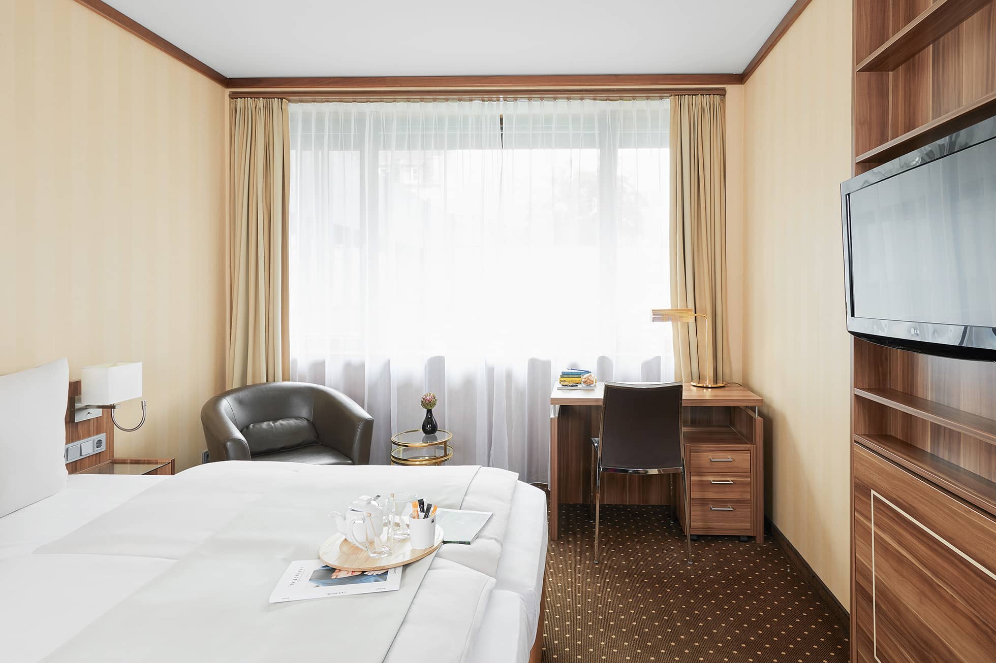 Living Hotel Düsseldorf Business Plus Doppelzimmer Fensterfront im Hotelzimmer