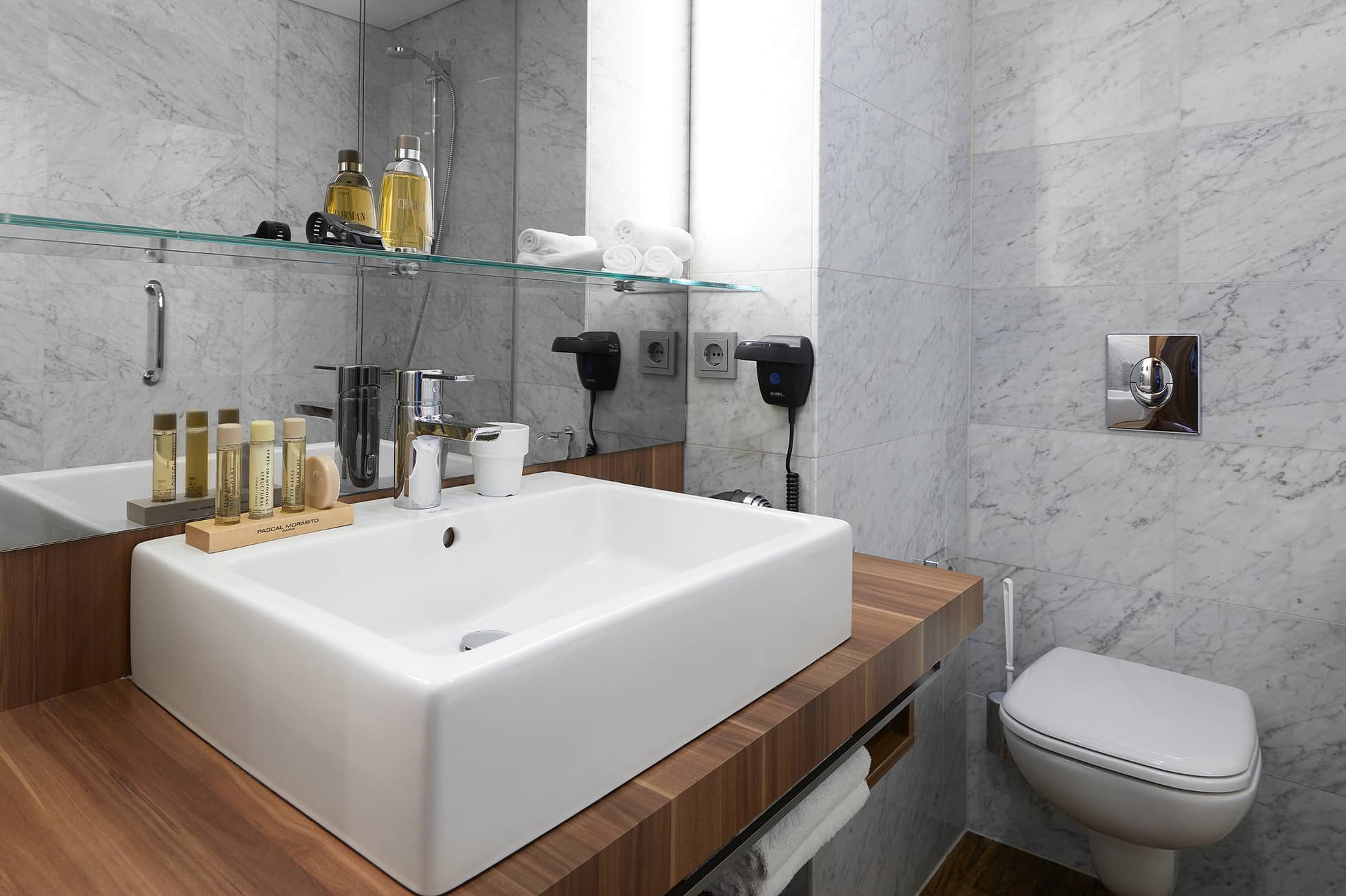 Living Hotel Düsseldorf Business Plus Badezimmer Bild von Waschbecken und Toilette