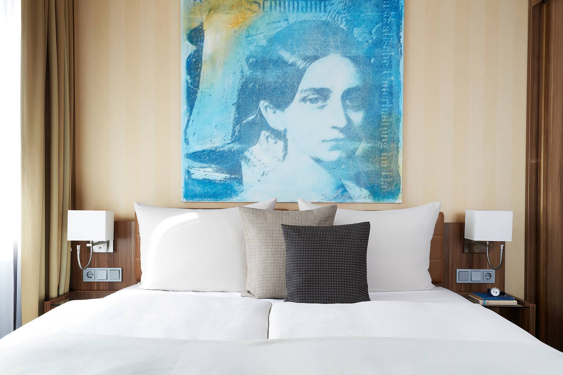 Living Hotel Düsseldorf Business Plus Bett Frontblick auf ein Doppelbett