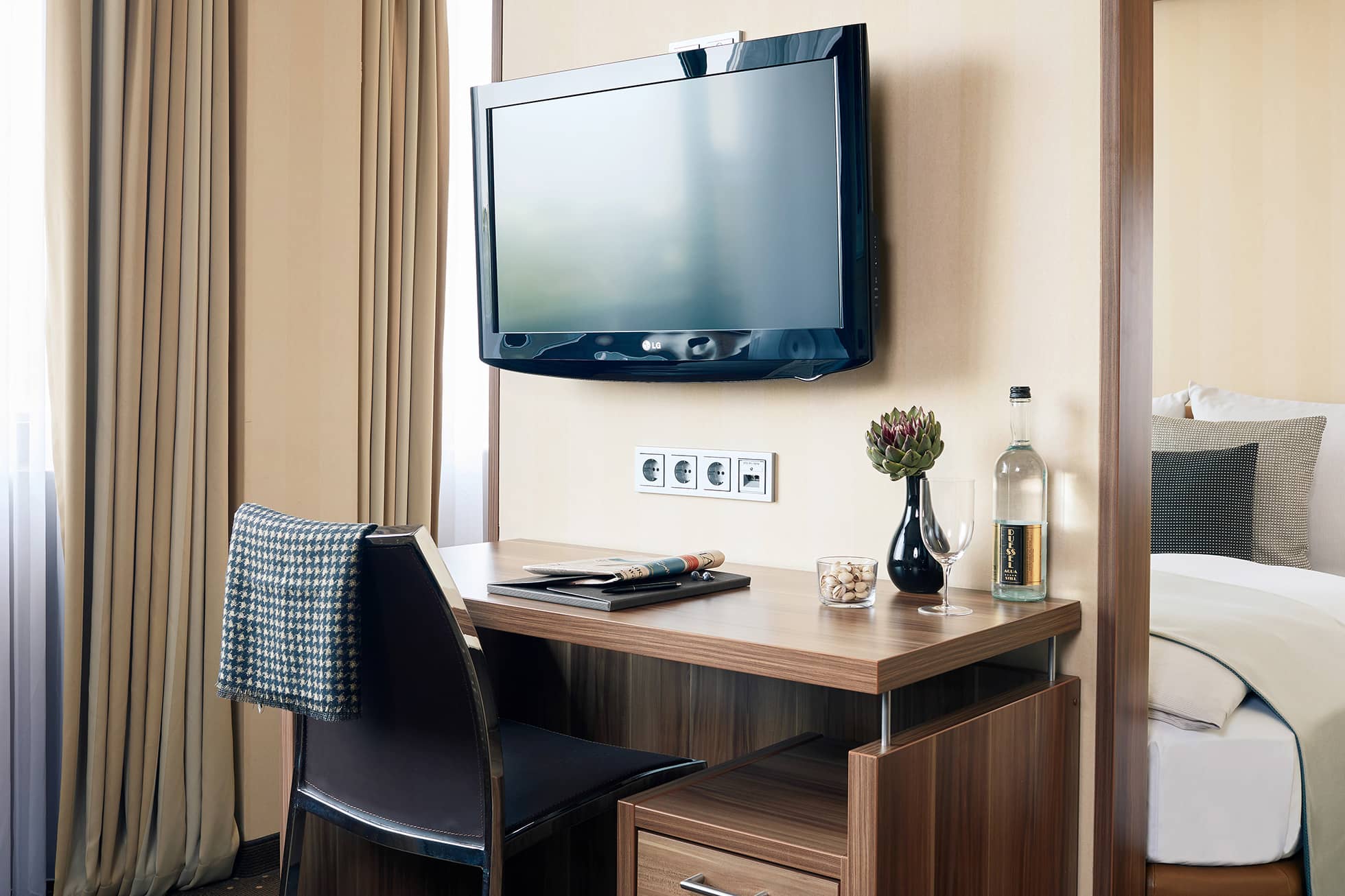 Living Hotel Düsseldorf Deluxe Arbeitsbereich Fernseher und Schreibpult