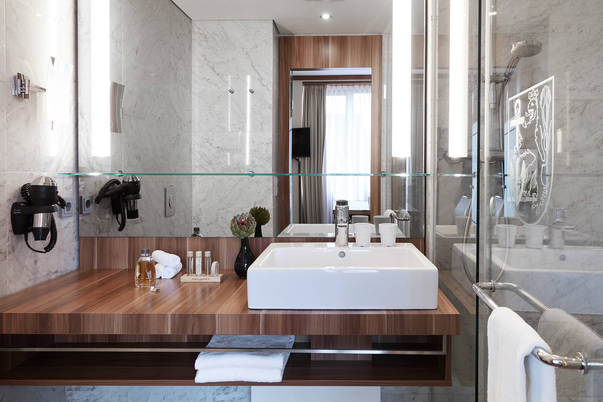 Living Hotel Düsseldorf Deluxe Badezimmer Bad im Deluxe Apartment