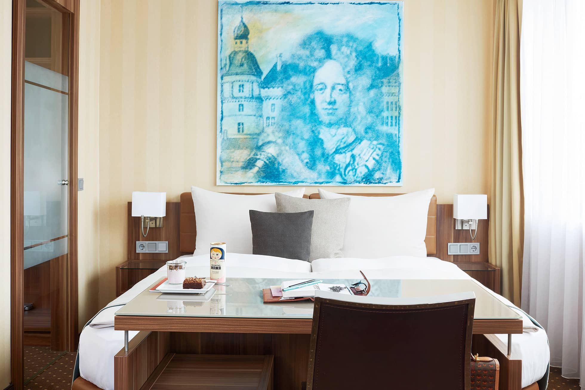Living Hotel Düsseldorf Deluxe Bett Bett und Arbeitsbereich im Hotelzimmer