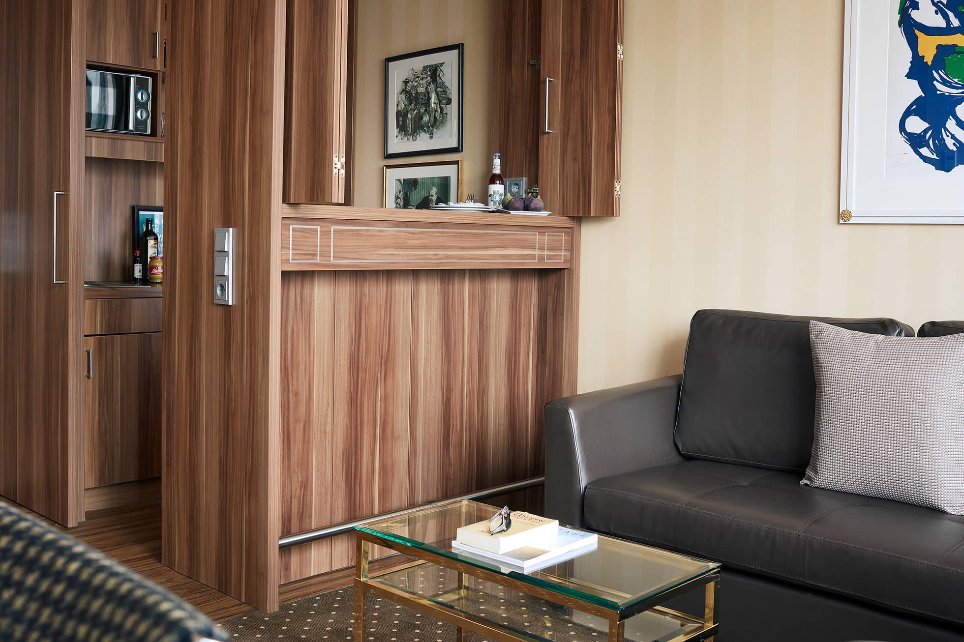 Living Hotel Düsseldorf Deluxe Zimmer Küche Küche mit Bartressen