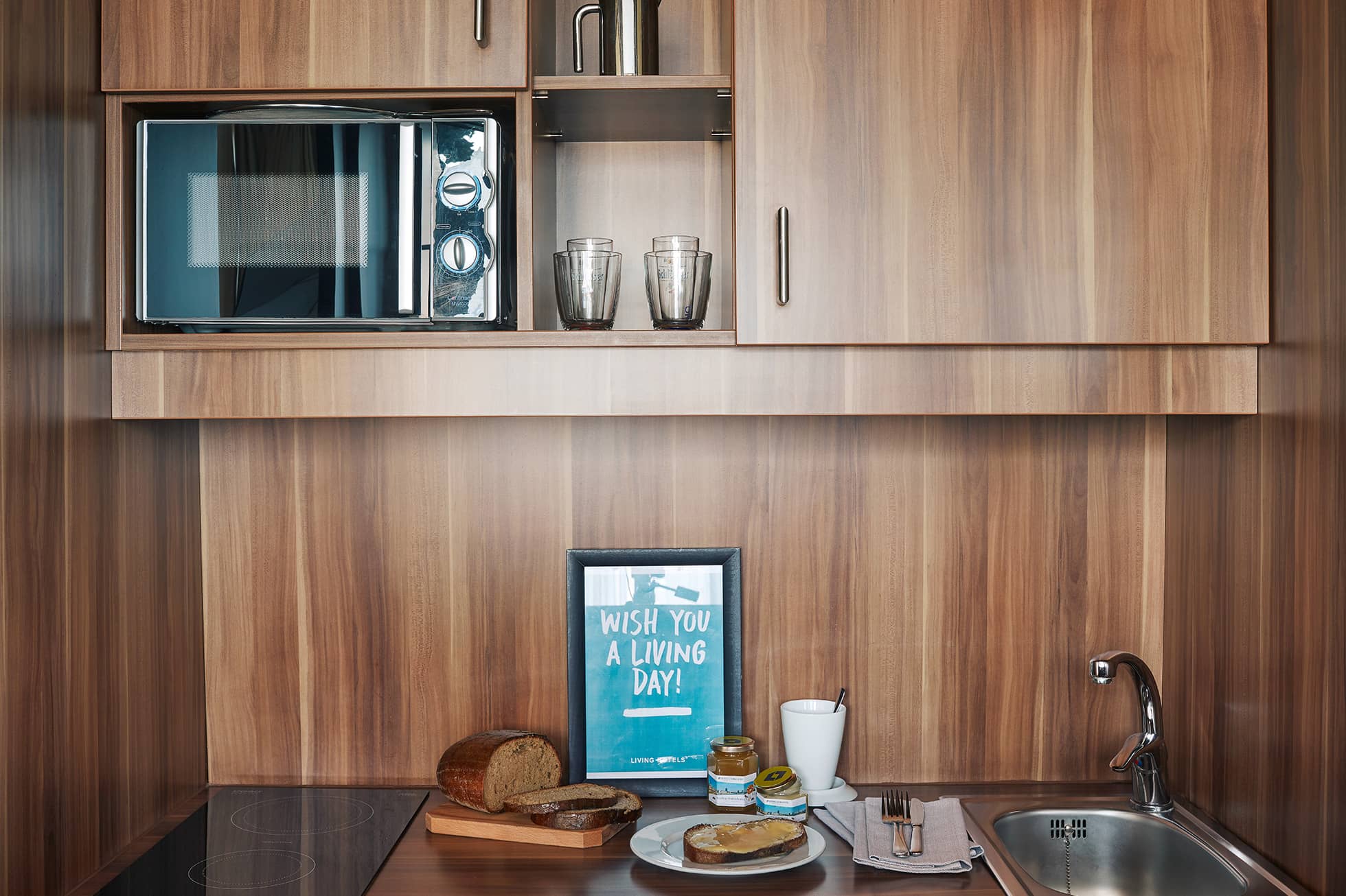 Living Hotel Düsseldorf Superior Apartment Kitchenette Küchentresen in der Hotelzimmerküche