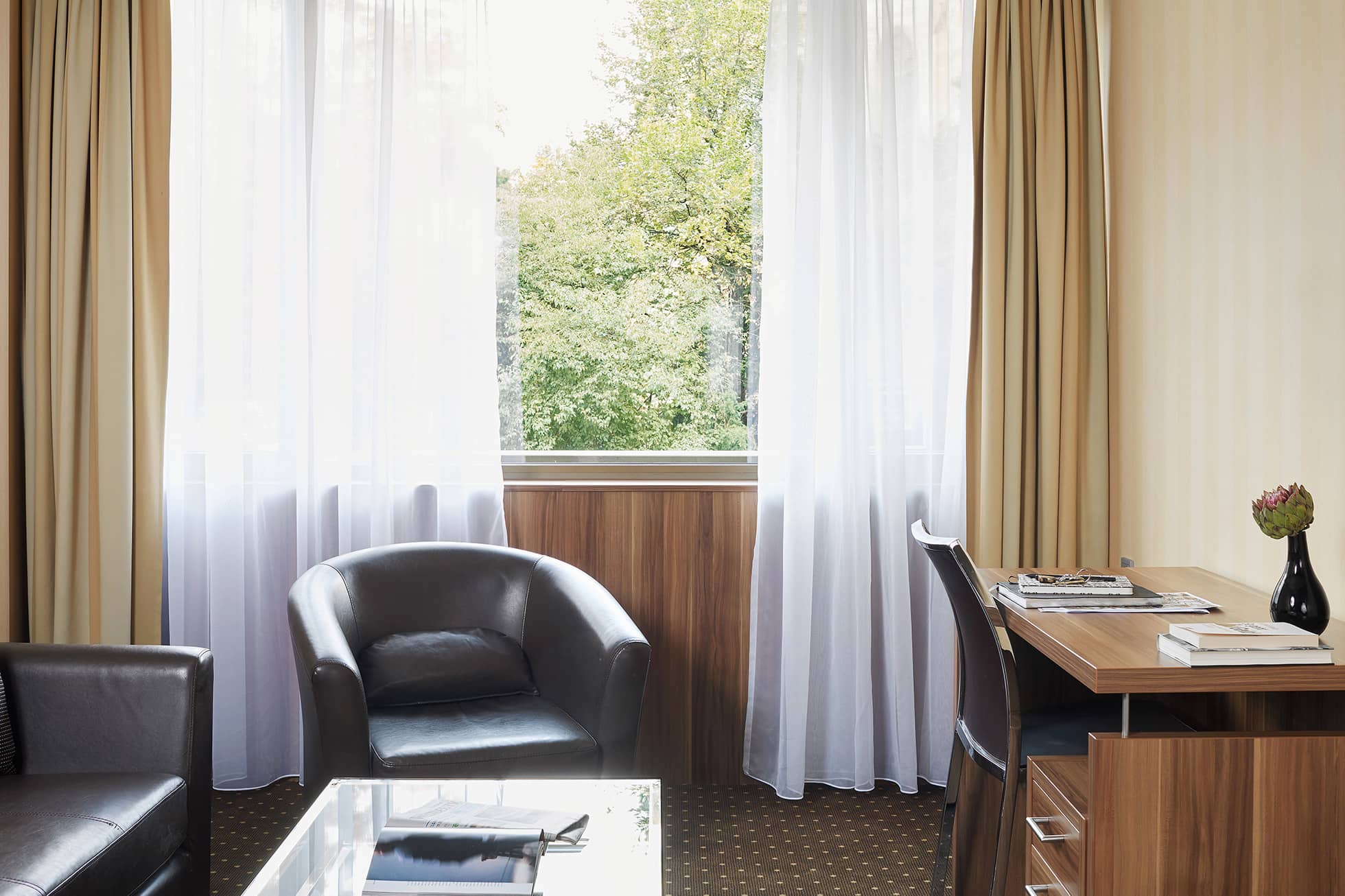 Living Hotel Düsseldorf Superior Apartment Wohnbereich Fensterblick im Apartmentzimmer