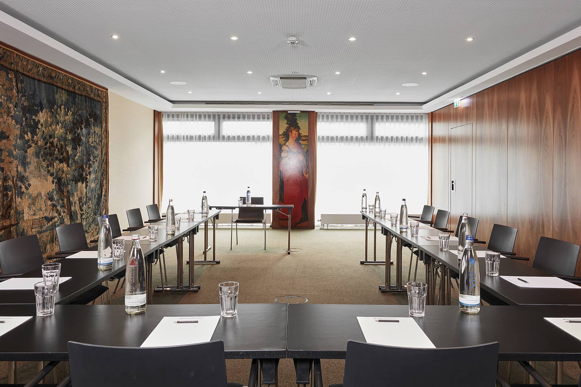 Living Hotel Düsseldorf Meetingraum Meetingraum mit Wandteppich im Tagungshotel
