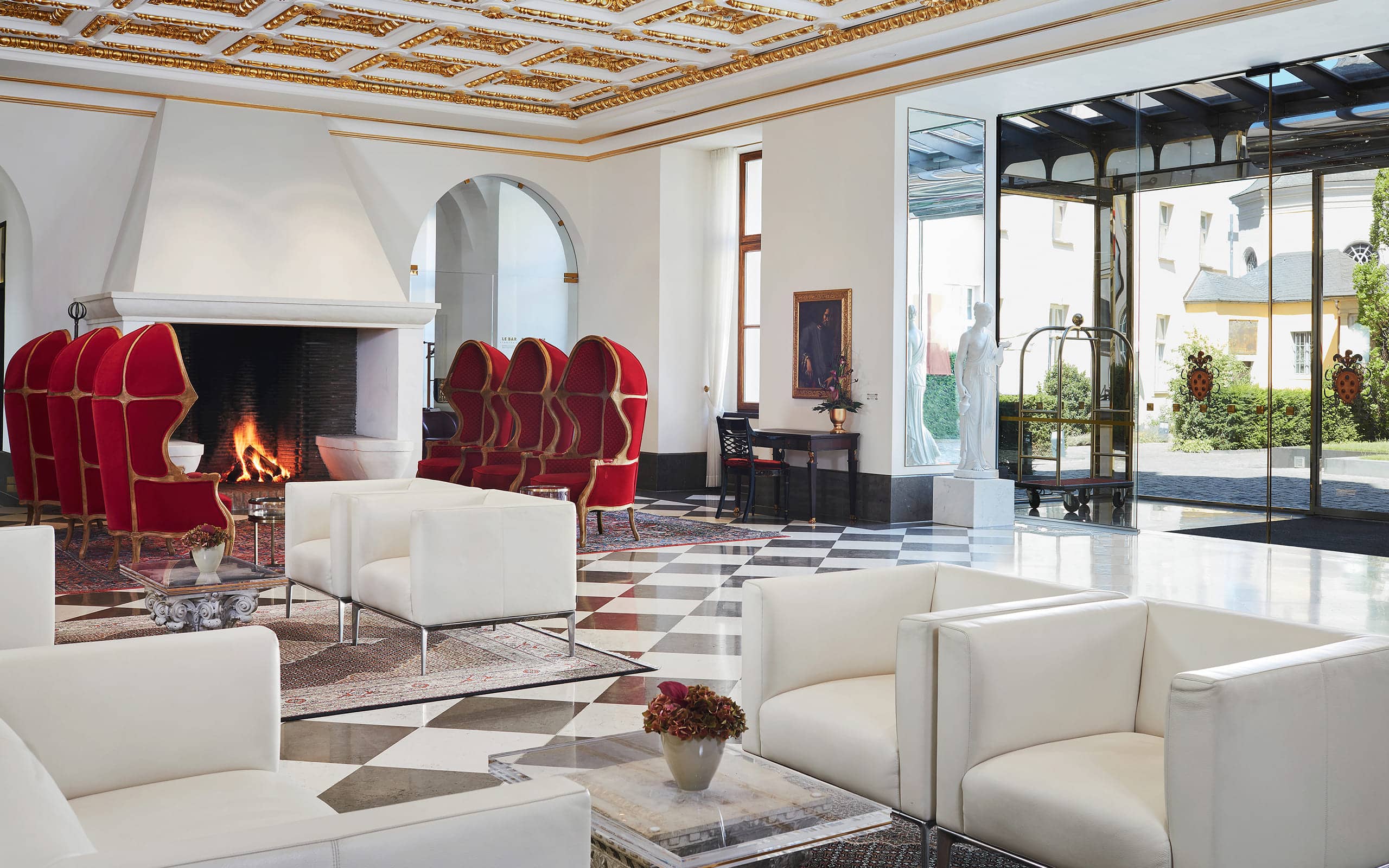 Lobby im Living Hotel De Medici Entspannte Atmosphäre im Sitzbereich mit Kamin