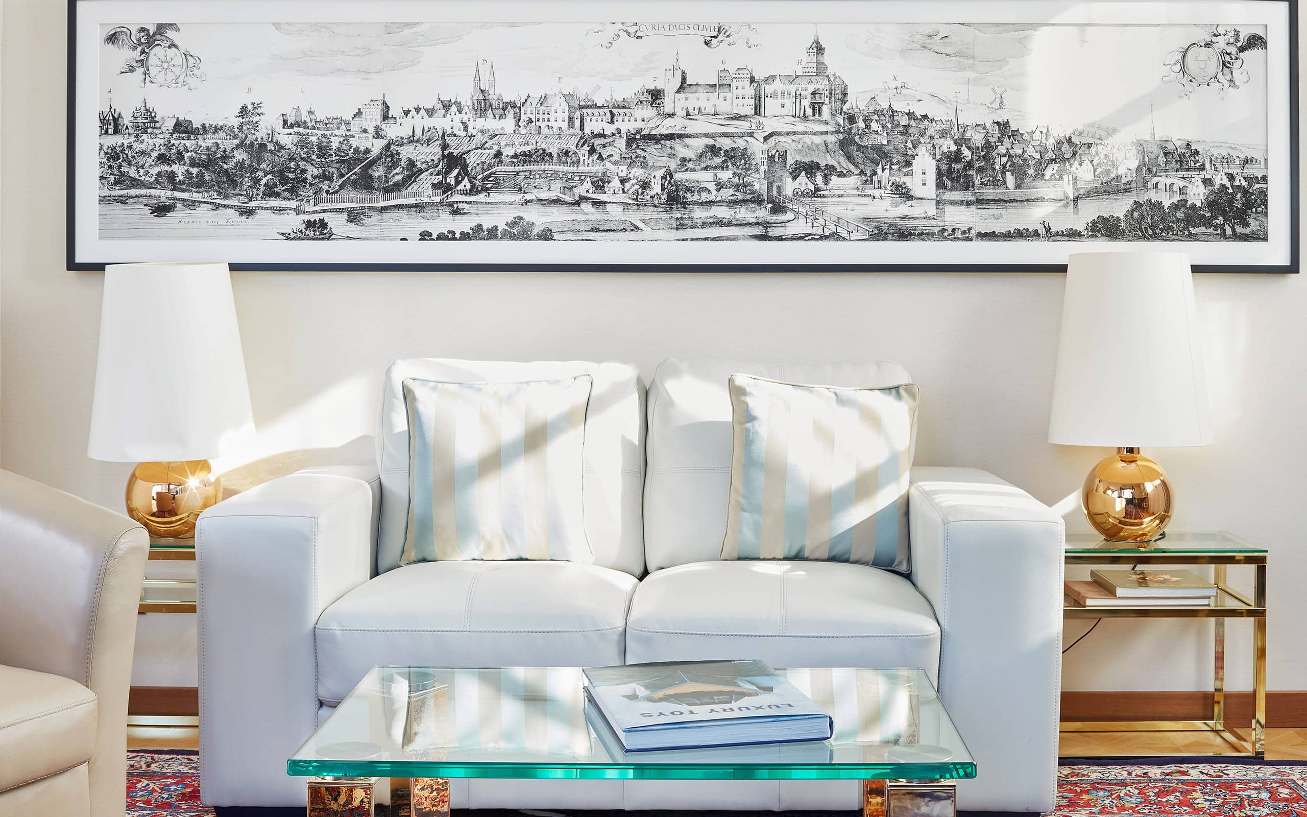 Einblick in ein Hotelzimmer im Living Hotel De Medici Couch mit großem Wandbild